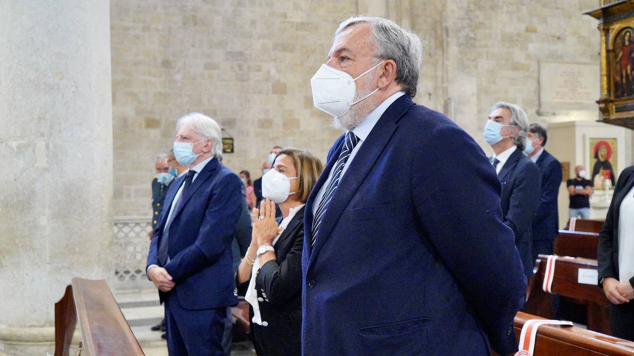 Galleria EMILIANO OGGI ALLE CELEBRAZIONI DELLA GUARDIA DI FINANZA - Diapositiva 7 di 11