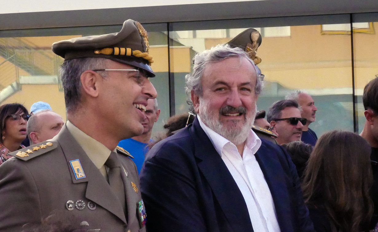 Galleria Fdl 22: Emiliano visita stand Esercito in Fiera - Diapositiva 3 di 9