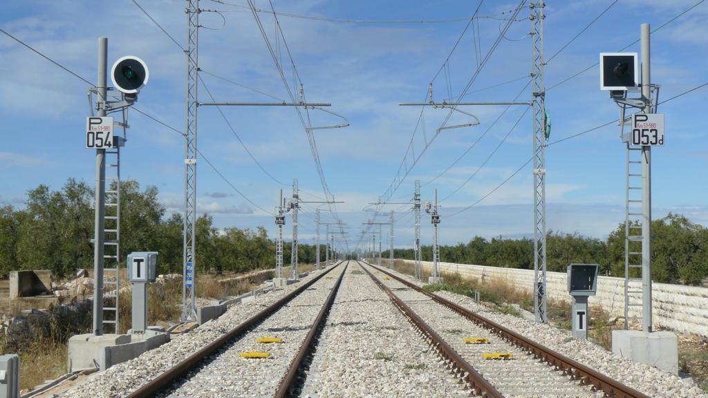 Galleria Trasporti, lunedì 3 aprile aprono le nuove stazioni di Andria Sud e Corato Sud e riprendono a circolare i treni sulla linea ferroviaria Andria Sud – Corato - Diapositiva 1 di 5