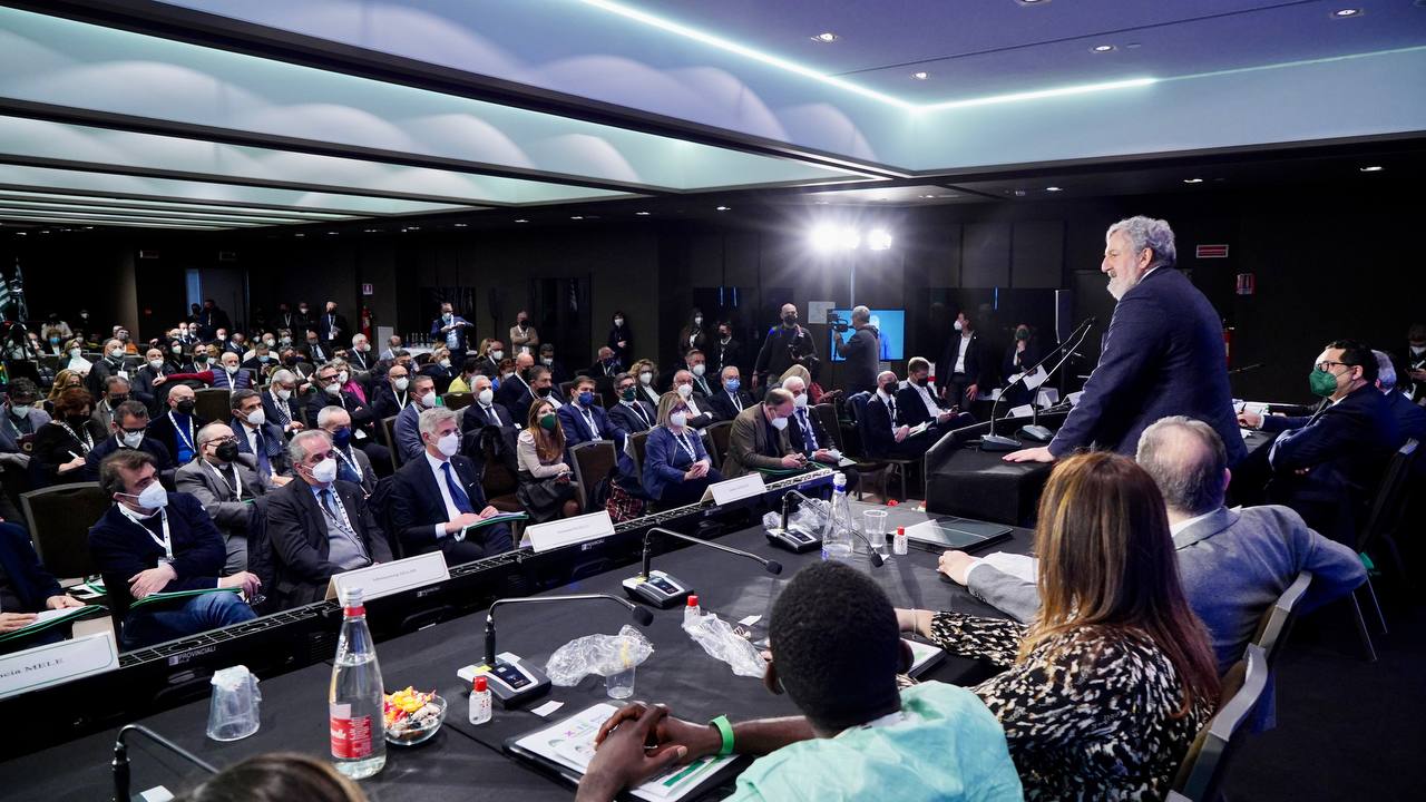 Galleria Il presidente Emiliano e gli assessori Leo, Palese, Pentassuglia al XIII Congresso regionale Cisl Puglia a Bari - Diapositiva 2 di 18