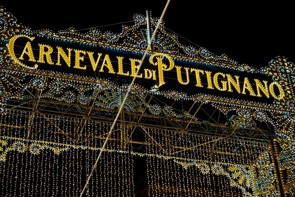 Galleria EMILIANO ALLA SFILATA DEI CARRI E DELLE MASCHERE DEL CARNEVALE DI PUTIGNANO: “ORGOGLIO DELLA PUGLIA”. - Diapositiva 2 di 17