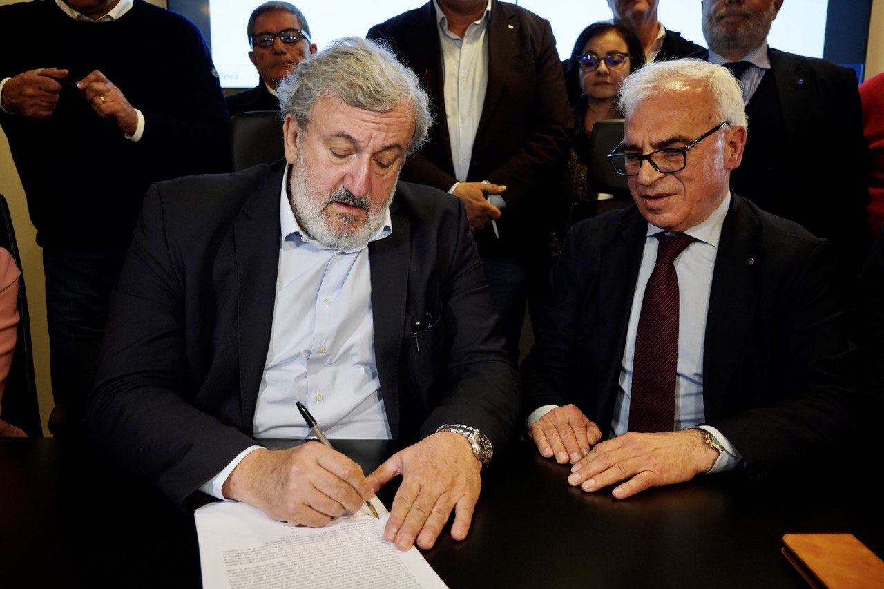 Galleria SANITÀ E WELFARE: SOTTOSCRITTO OGGI DA EMILIANO, PALESE E BARONE L’ACCORDO REGIONE-SINDACATI - Diapositiva 1 di 11