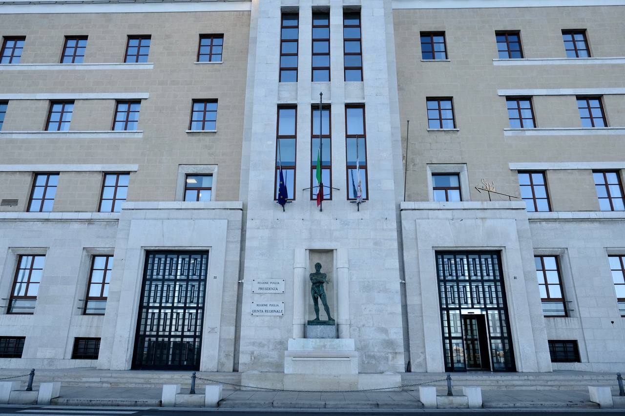 Galleria LUTTO REGIONALE IN PUGLIA PER LE ESEQUIE DI BENEDETTO XVI, BANDIERE A MEZZ’ASTA IN PRESIDENZA - Diapositiva 3 di 5