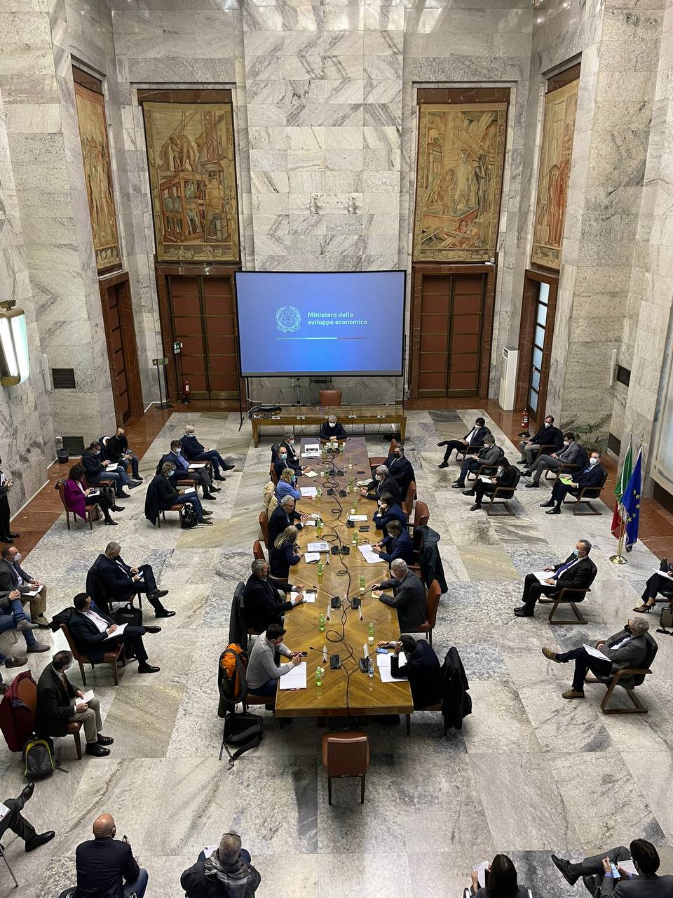 Galleria ACCIAIERIE D’ITALIA, EMILIANO A ROMA CON I MINISTRI GIORGETTI E ORLANDO E L’AD BERNABE’: “SVOLTA DECISIVA PER LA DECARBONIZZAZIONE, SI’ DEL GOVERNO A NUOVO PIANO ENERGETICO”. - Diapositiva 5 di 5