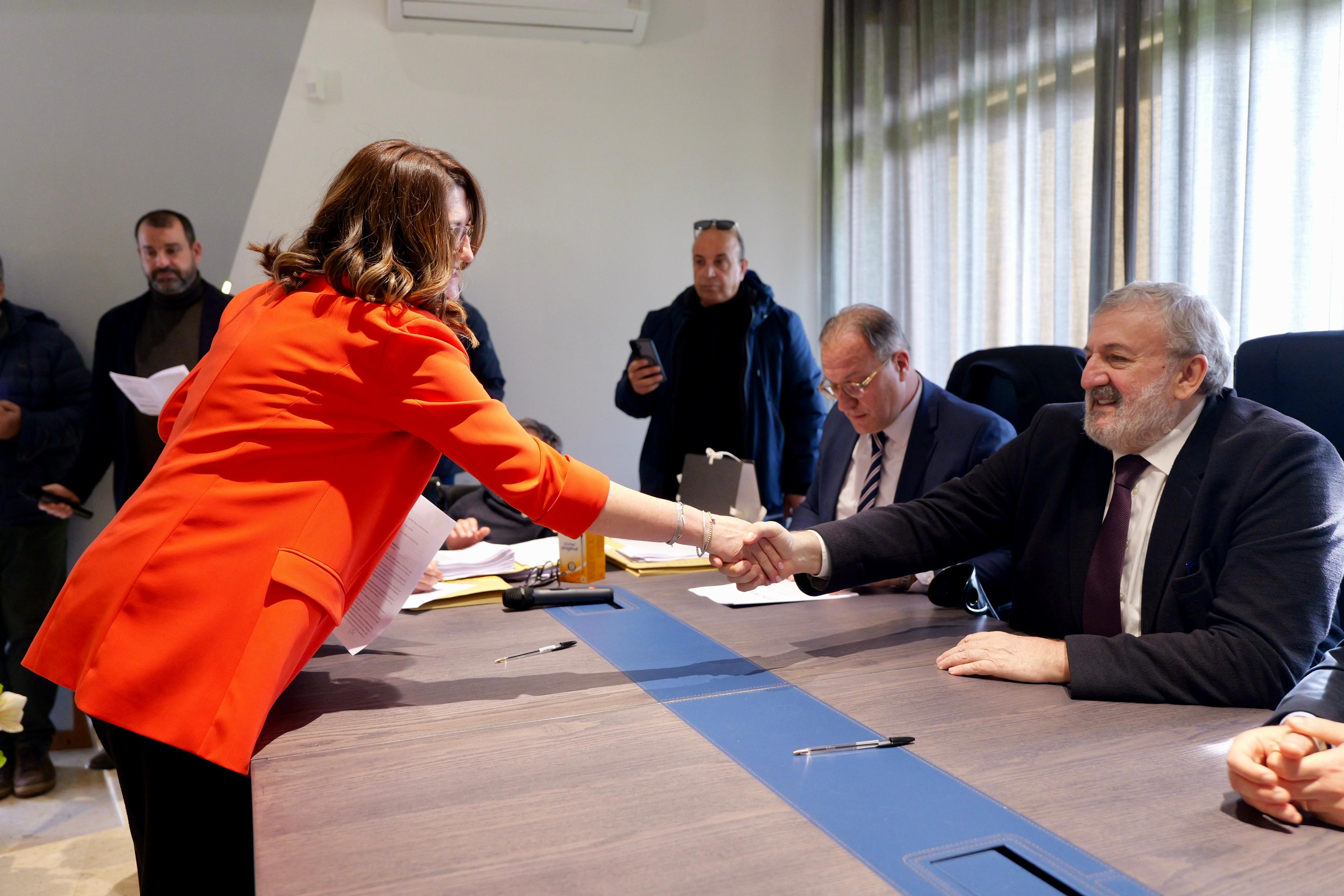 Galleria ASL BRINDISI, EMILIANO A FIRMA CONTRATTI SANITASERVICE E ALL’OSPEDALE PERRINO PER NUOVI APPARECCHI DI MEDICINA NUCLEARE E RADIOTERAPIA - Diapositiva 22 di 22