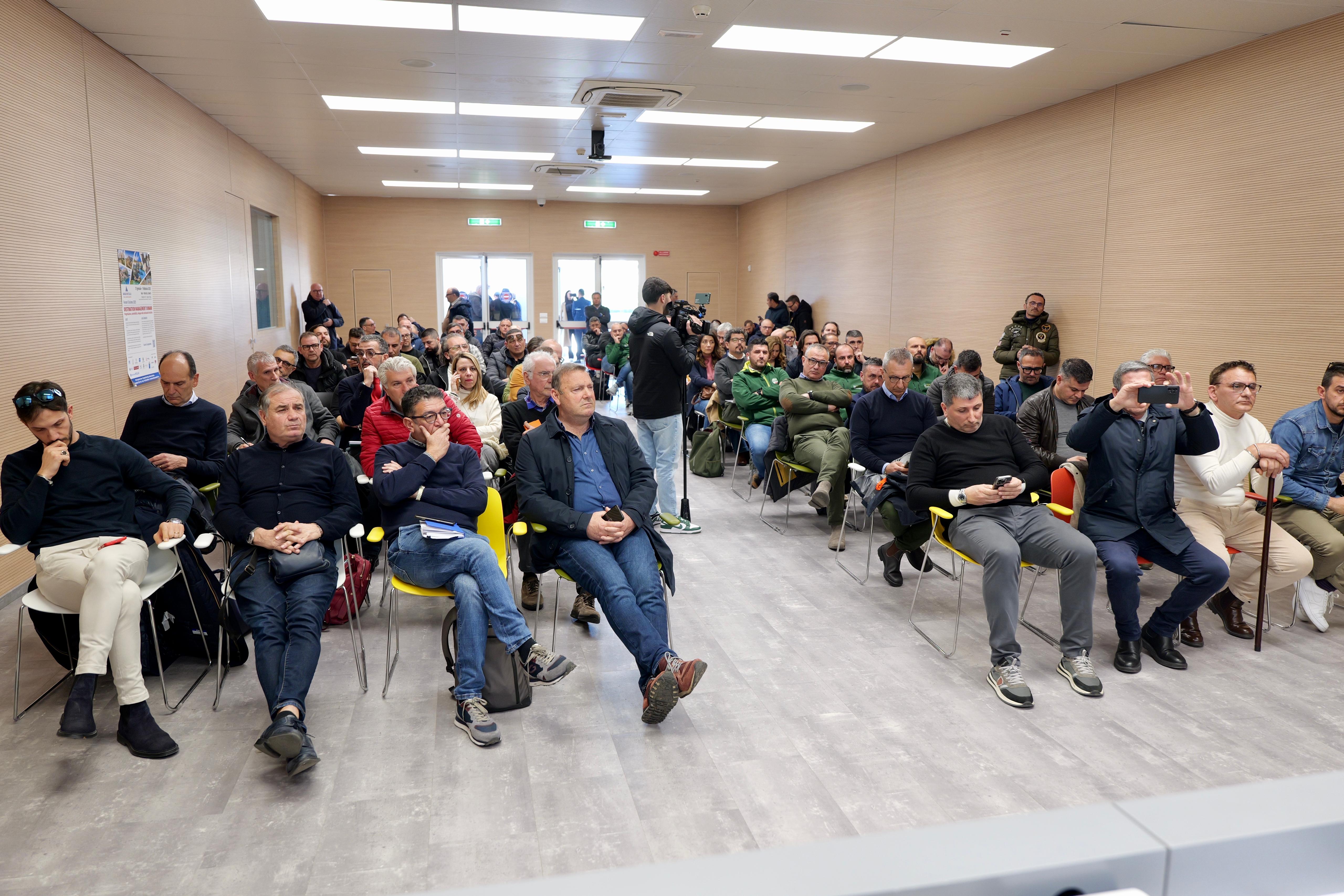 Galleria Vertenze Ilva, Leonardo, Versalis e automotive: Emiliano incontra sindacati e lavoratori - Diapositiva 14 di 18