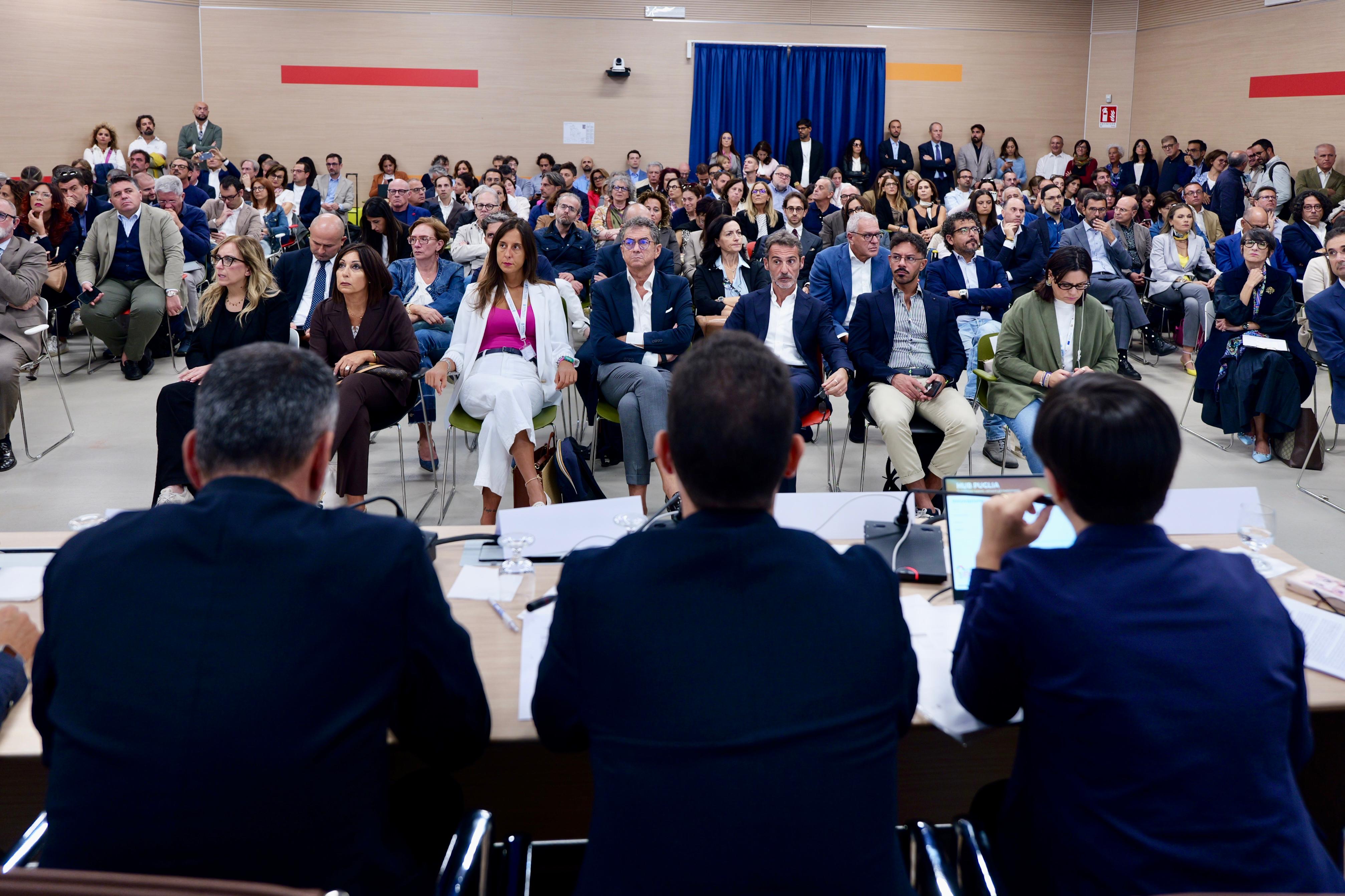 Galleria Hub Puglia. Le nuove opportunità per trattenere i talenti e attrarre investimenti: dallo sportello unico per l’attrazione degli investimenti, alla riforma della formazione. - Diapositiva 1 di 4