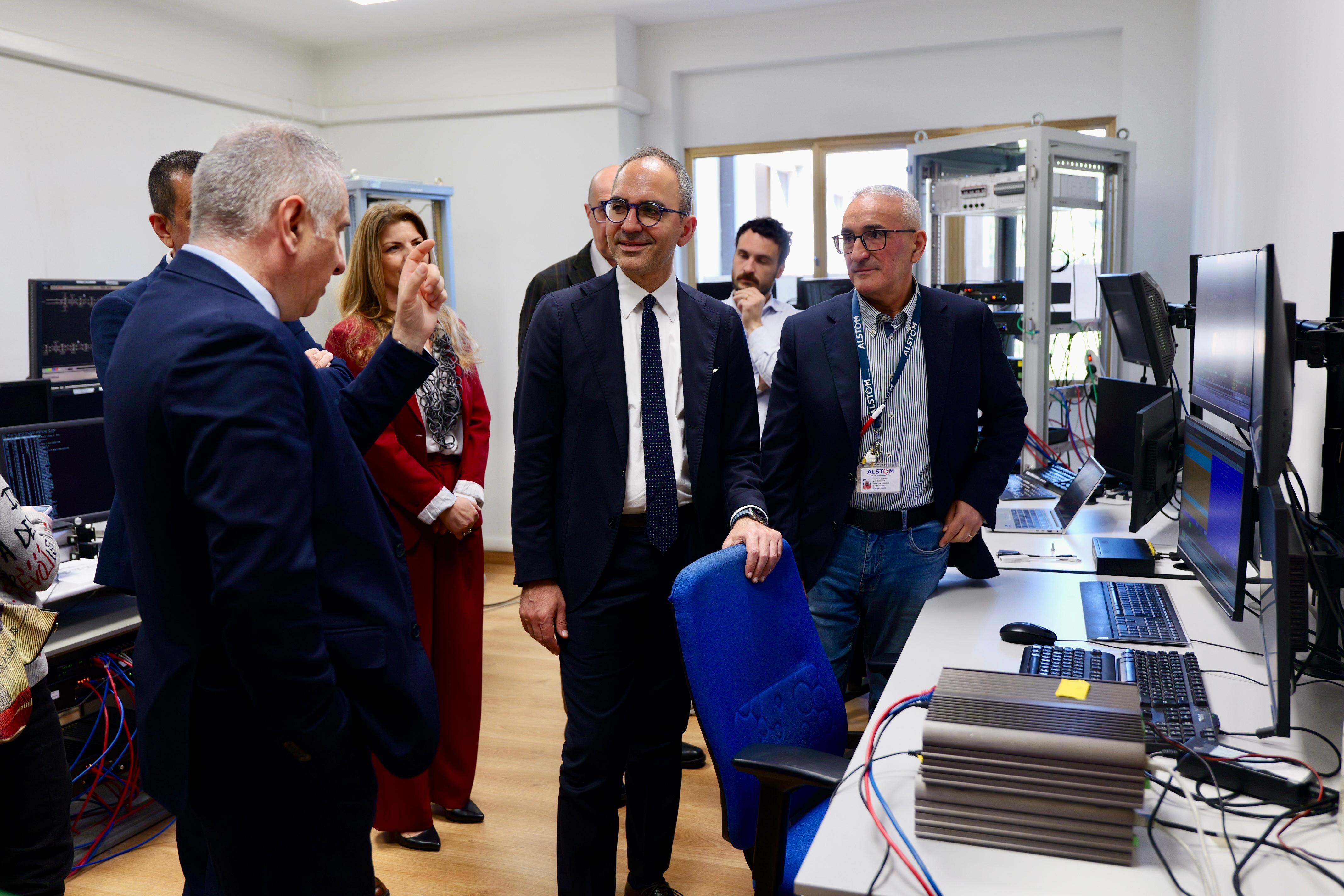 Galleria Trasporti, l’assessore Piemontese in visita alla sede Alstom di Modugno (Bari), dove si lavora sulle tecnologie applicate alla mobilità e alla sicurezza del trasporto ferroviario - Diapositiva 4 di 14