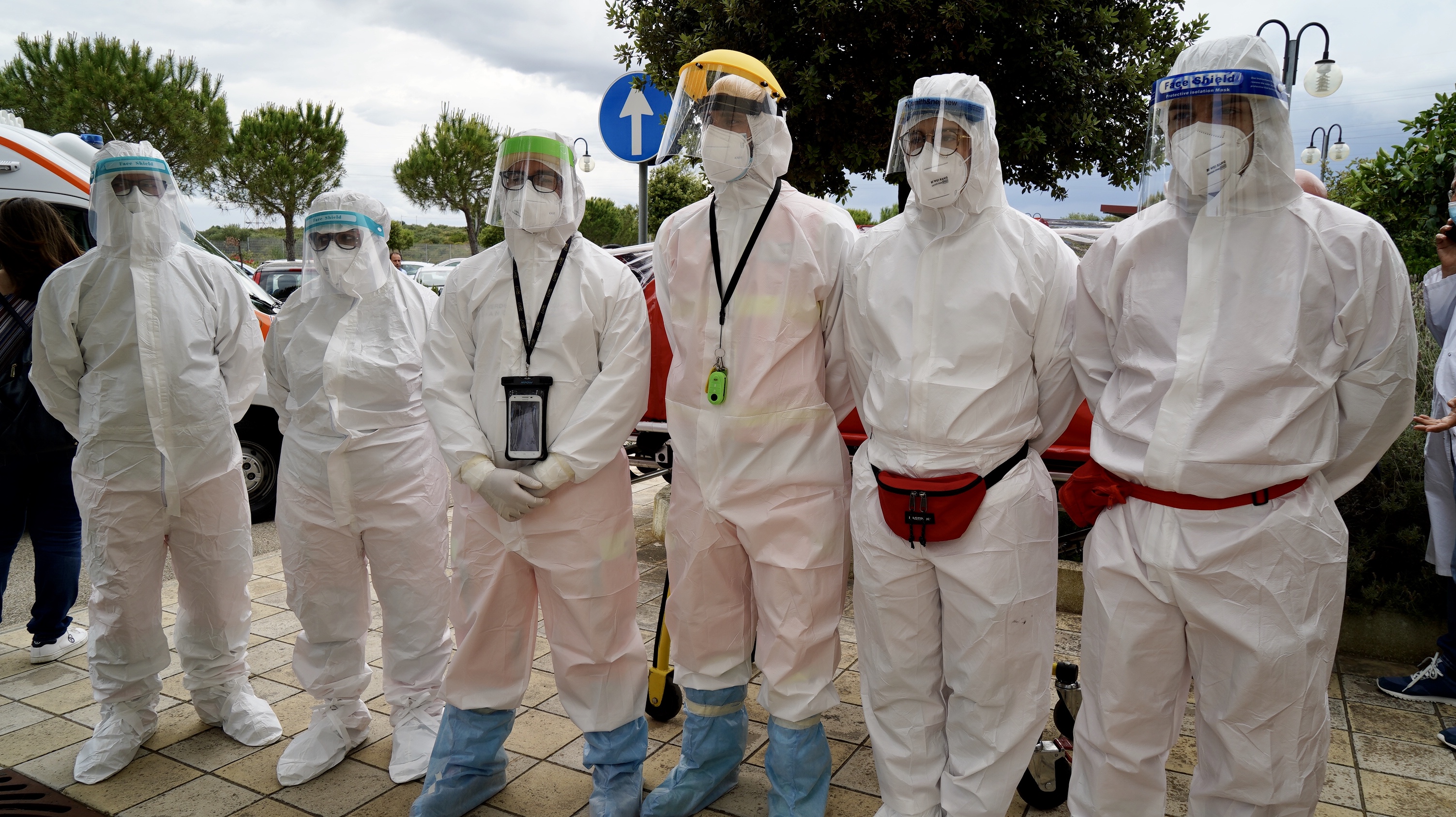 Galleria Emiliano visita il nuovo reparto di terapia intensiva realizzato dalla Protezione Civile della Regione Puglia - Diapositiva 9 di 11