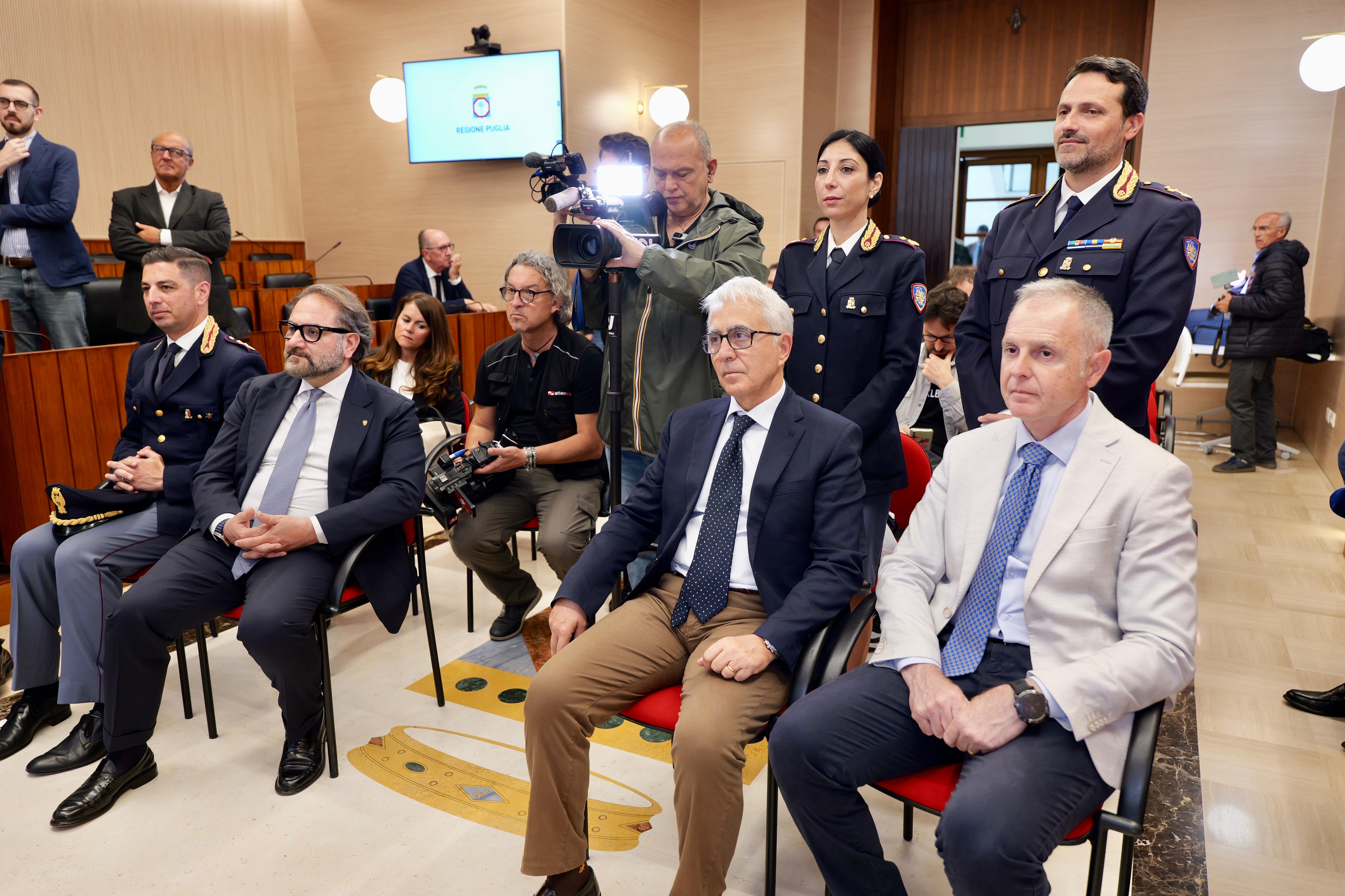 Galleria SICUREZZA INFORMATICA, SIGLATO IL PROTOCOLLO D’INTESA TRA REGIONE PUGLIA E POLIZIA DI STATO PER LA PREVENZIONE DEI CRIMINI INFORMATICI SUI SISTEMI REGIONALI E DELLE TRUFFE ONLINE - Diapositiva 5 di 10