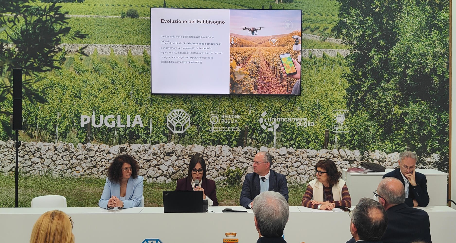 Galleria Puglia al Vinitaly 2026, enoturismo e formazione leve per la crescita del sistema vitivinicolo - Diapositiva 2 di 5