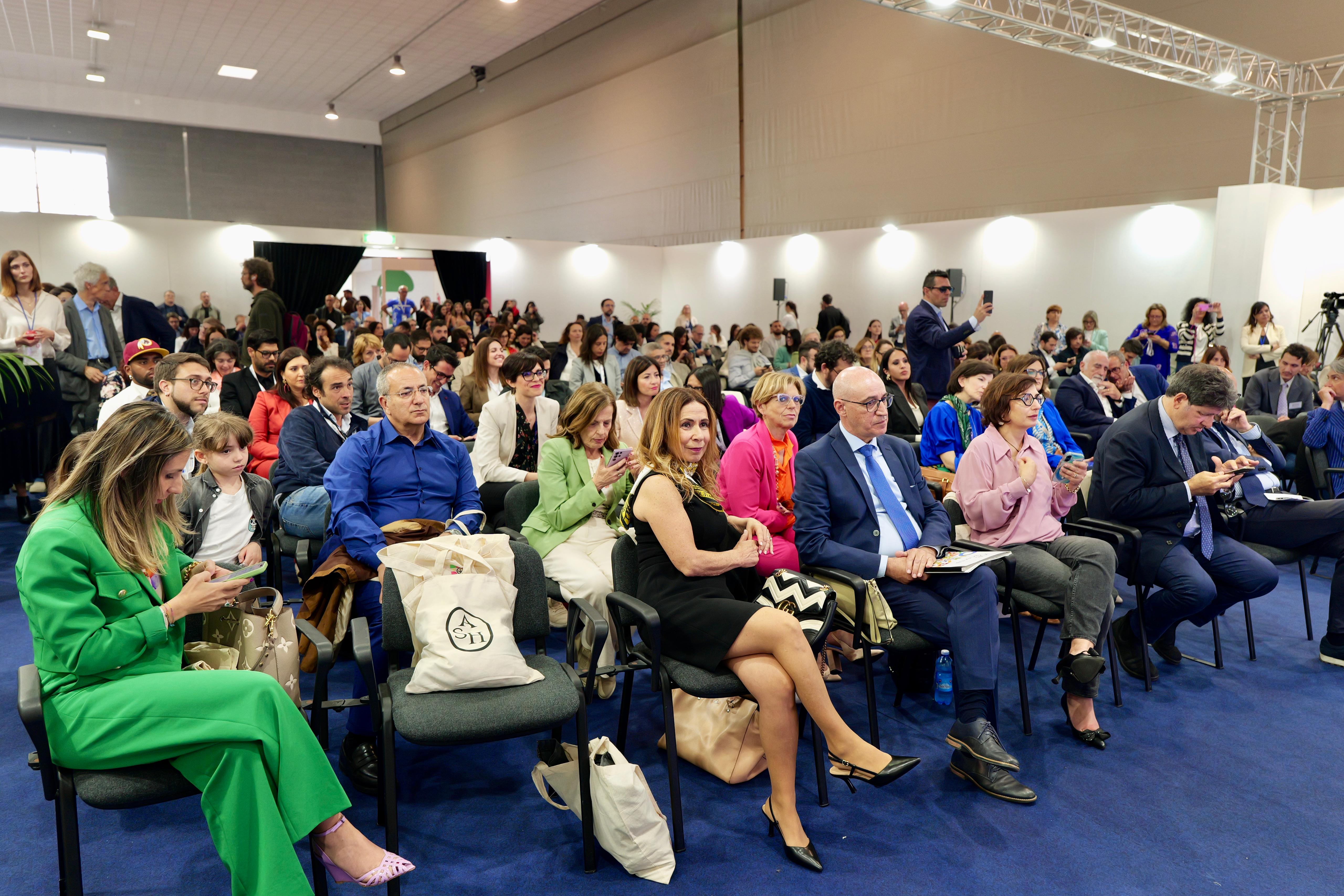 Galleria IL PRESIDENTE EMILIANO E L’ASSESSORE LEO ALLA SECONDA GIORNATA DI JOB&ORIENTA: VISITA TRA GLI STAND CON AL BANO - Diapositiva 6 di 13