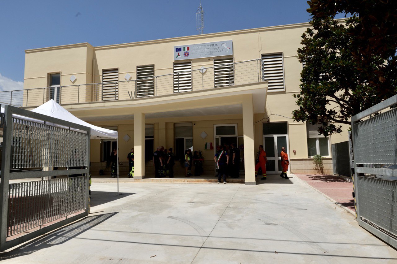 Galleria Il presidente Emiliano inaugura il presidio logistico operativo territoriale della Protezione civile a Montalbano di Fasano per la sicurezza della Provincia di Brindisi - Diapositiva 6 di 8