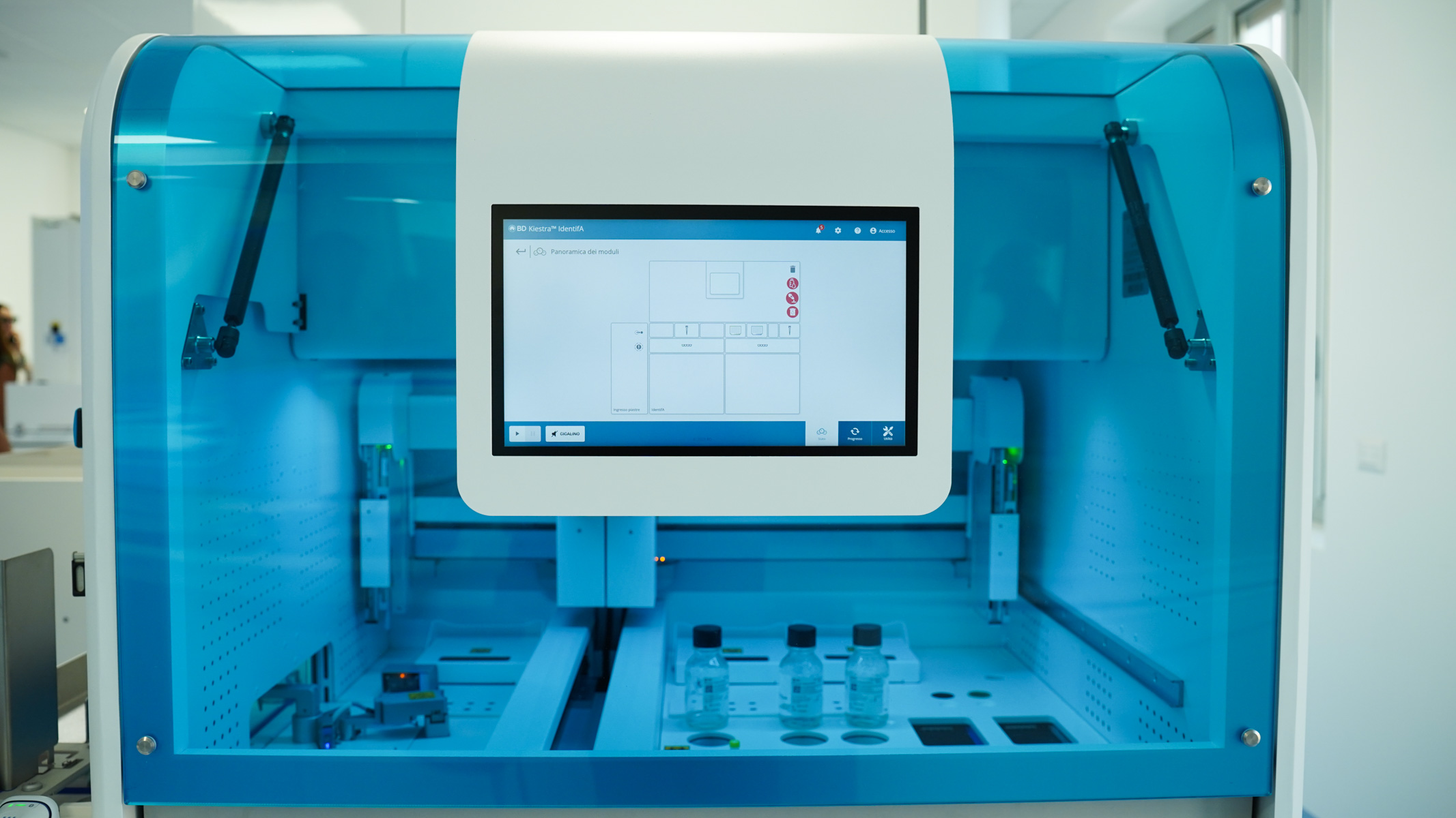 Galleria Nuovo laboratorio di Microbiologia provinciale della ASL all'ospedale Di Venere - Diapositiva 5 di 21