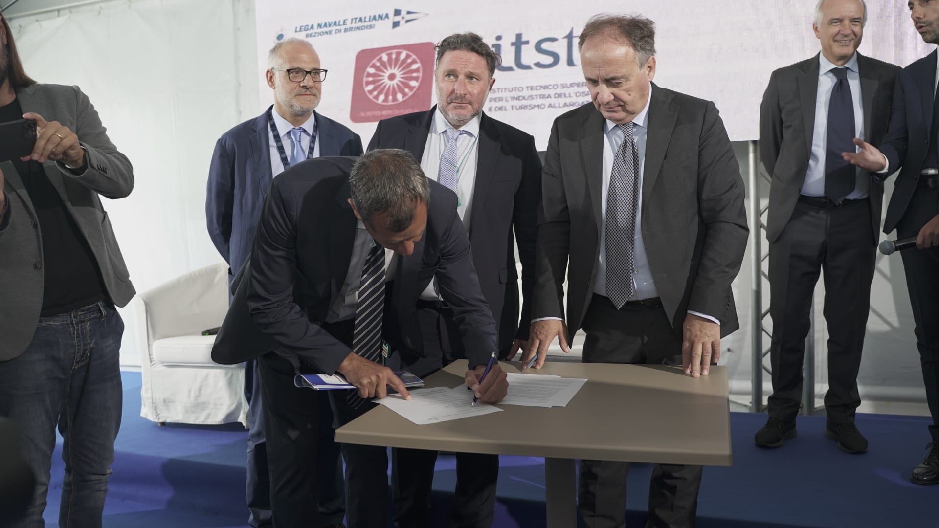 Galleria Leo: firmato protocollo di intesa per network delle professioni e della cultura del mare di Puglia - Diapositiva 1 di 4