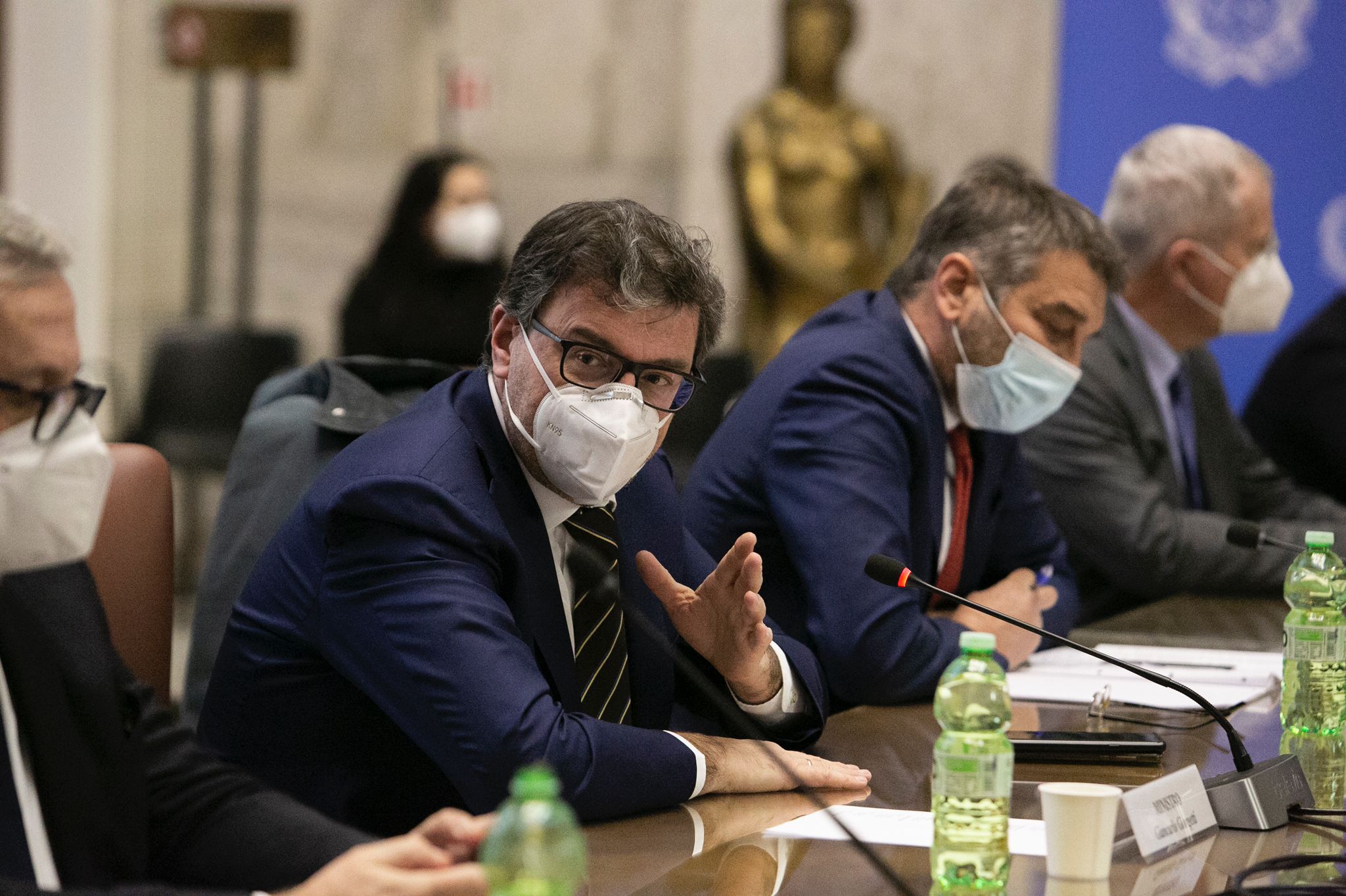 Galleria ACCIAIERIE D’ITALIA, EMILIANO A ROMA CON I MINISTRI GIORGETTI E ORLANDO E L’AD BERNABE’: “SVOLTA DECISIVA PER LA DECARBONIZZAZIONE, SI’ DEL GOVERNO A NUOVO PIANO ENERGETICO”. - Diapositiva 2 di 5