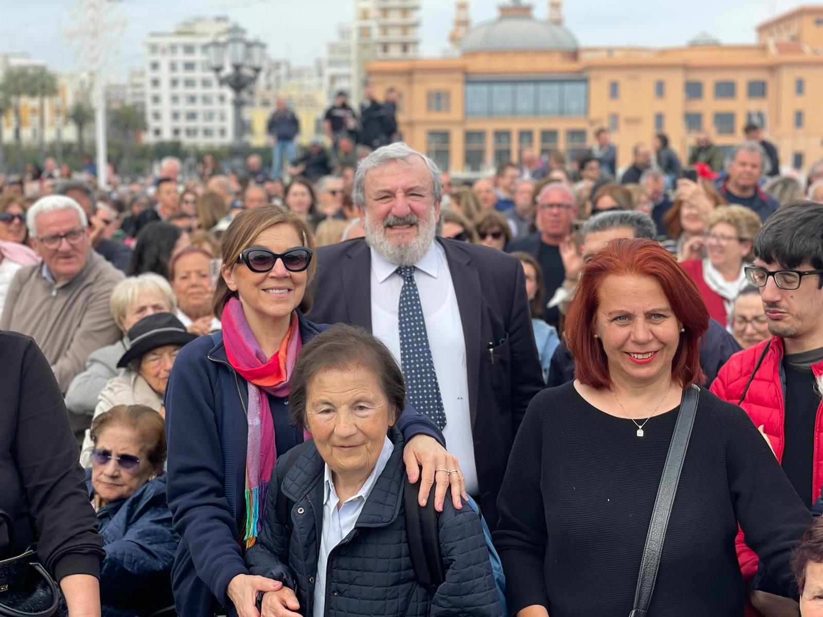 Galleria EMILIANO ALLE CELEBRAZIONI PER SAN NICOLA A BARI: “È LA FESTA IN CUI SI CELEBRA LA GRANDEZZA DELL’UMANITÀ”  - Diapositiva 5 di 14