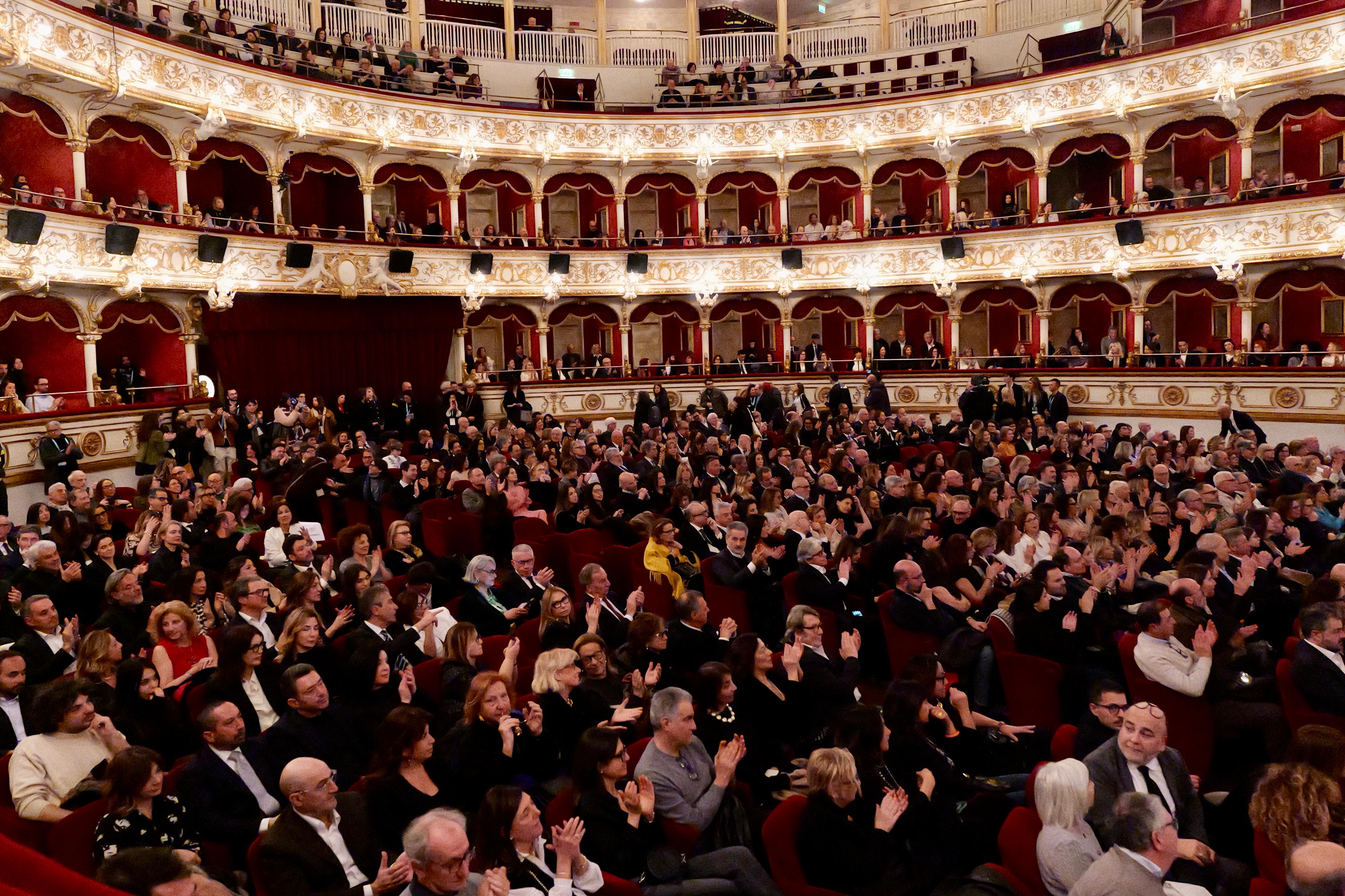 Galleria EMILIANO ALLA CERIMONIA INAUGURALE DEL BIF&ST 2025: “UN CAMMINO LUNGHISSIMO, CONTINUEREMO A FAR CRESCERE IL CINEMA ITALIANO E PUGLIESE” - Diapositiva 4 di 5