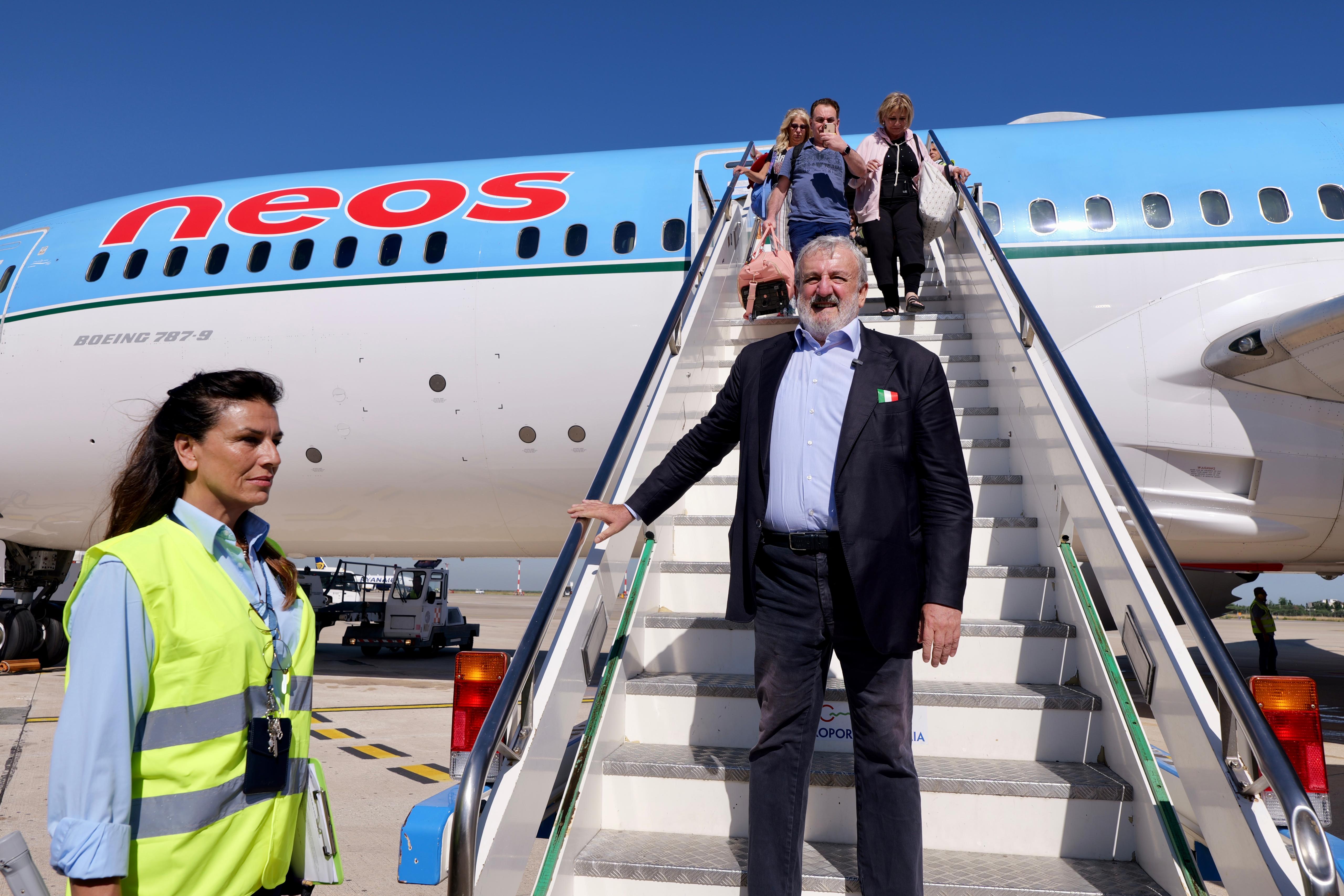 Galleria AEROPORTI DI PUGLIA E NEOS: AL VIA IL VOLO DIRETTO SULLA TRATTA BARI - NEW YORK - Diapositiva 2 di 7