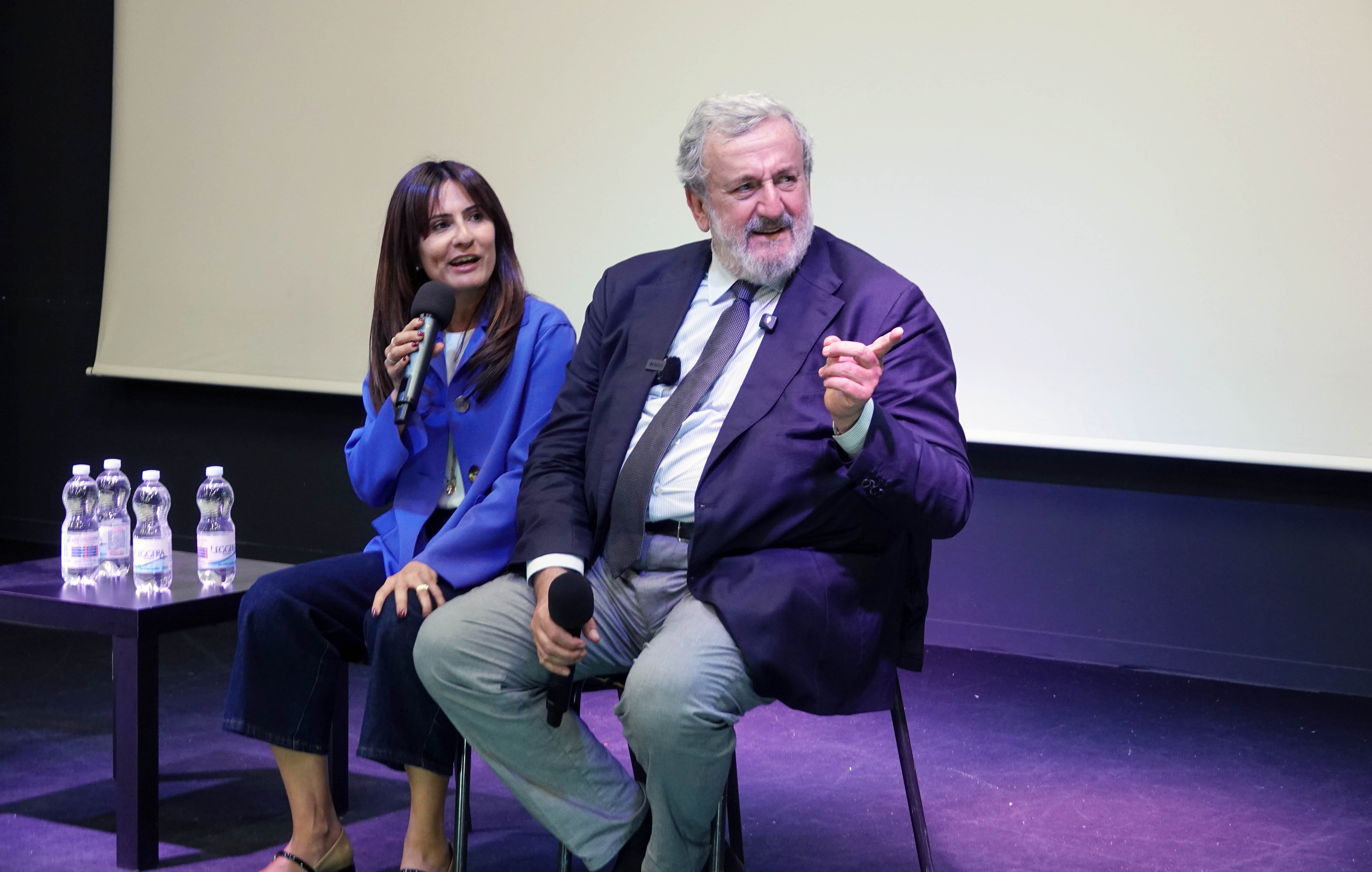 Galleria BARI, EMILIANO ALL’ACCADEMIA DEL CINEMA DI SAN PIO PER LA SECONDA TAPPA DEL TOUR DI ASCOLTO DEI CANTIERI INNOVATIVI DI ANTIMAFIA SOCIALE: “QUESTO È IL SIMBOLO DEL NOSTRO DESIDERIO DI RECUPERARE LE PERIFERIE” - Diapositiva 8 di 8