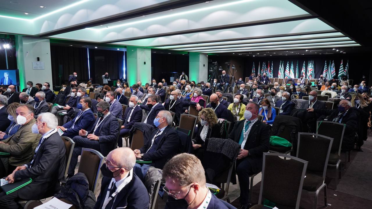 Galleria Il presidente Emiliano e gli assessori Leo, Palese, Pentassuglia al XIII Congresso regionale Cisl Puglia a Bari - Diapositiva 8 di 18