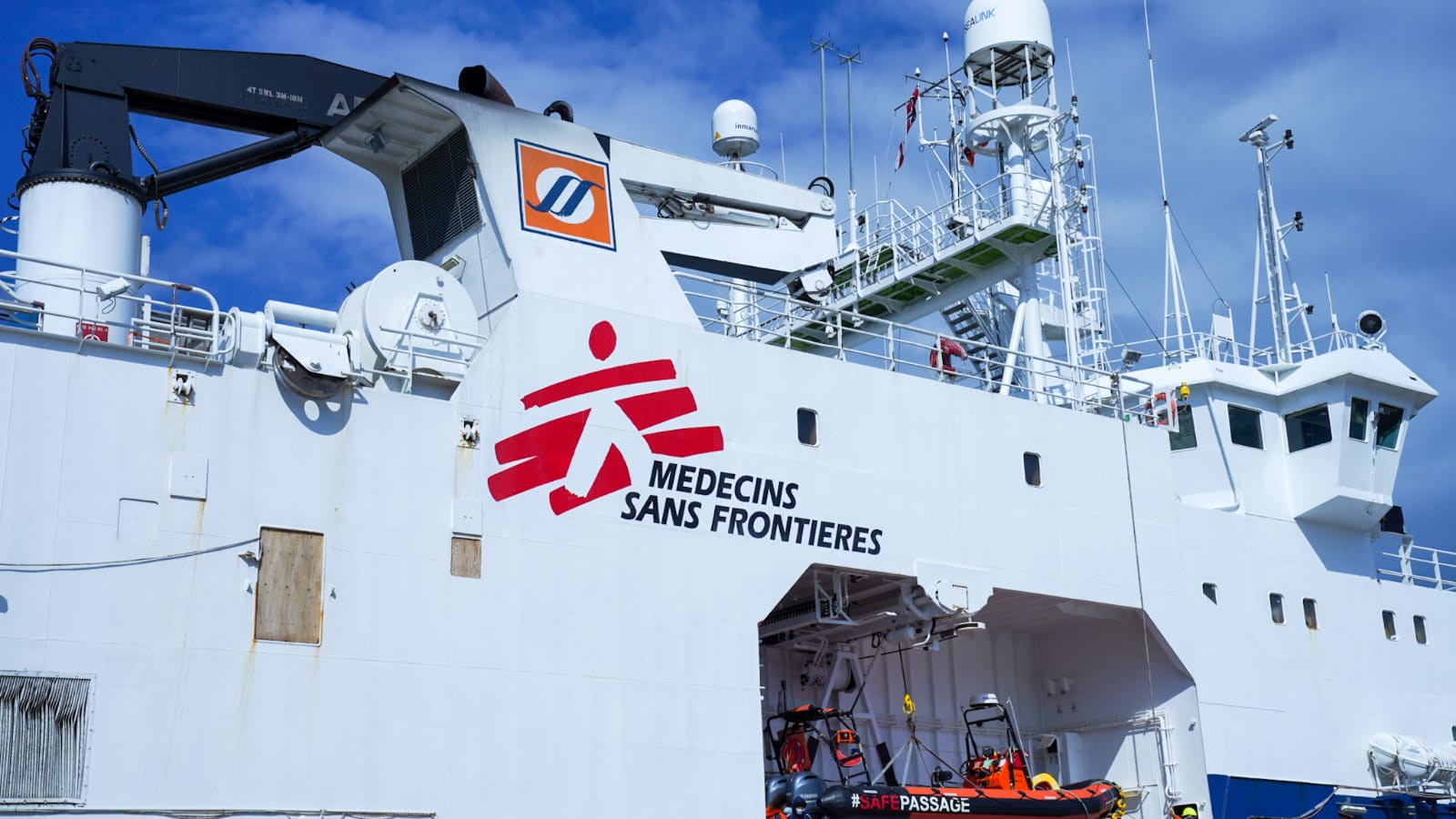 Galleria Emiliano a Brindisi per accogliere la nave di Medici Senza Frontiere con 339 persone salvate al largo di Malta - Diapositiva 16 di 34