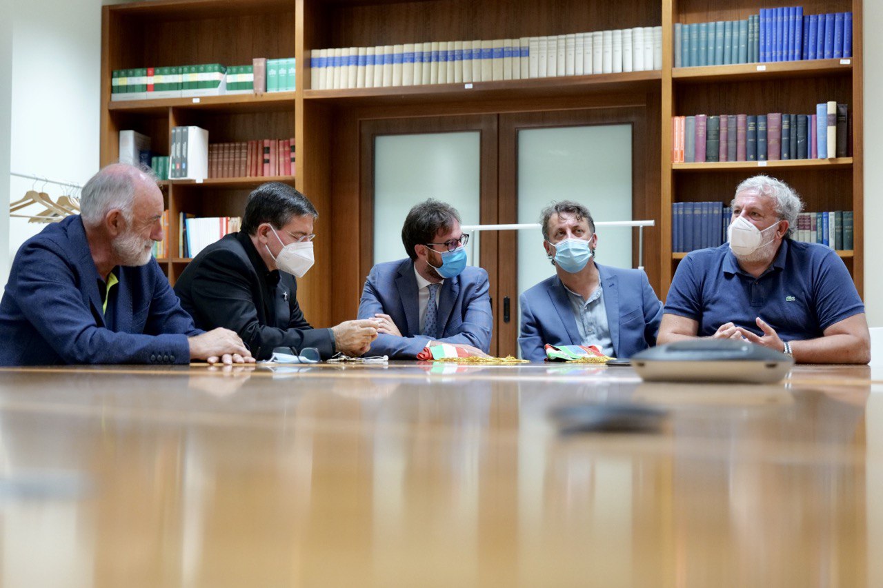 Galleria Emiliano, Palese e Montanaro al Miulli: “Al via l’iter per il riconoscimento di azienda universitaria” - Diapositiva 7 di 21