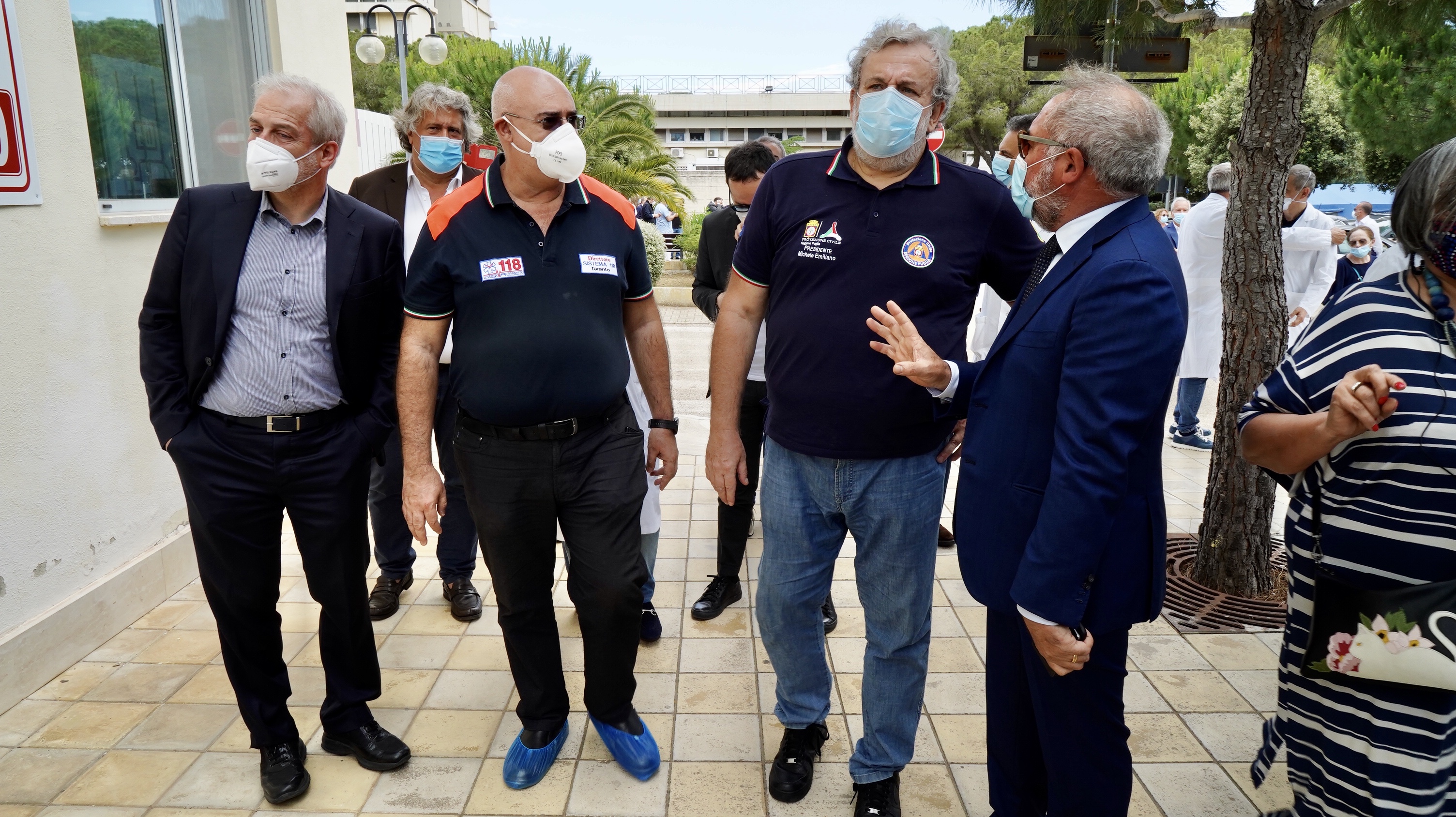 Galleria Emiliano visita il nuovo reparto di terapia intensiva realizzato dalla Protezione Civile della Regione Puglia - Diapositiva 3 di 11