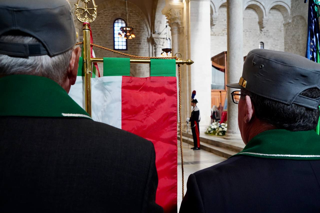 Galleria Emiliano alla messa per la Virgo Fidelis: “Giornata dedicata a chi ci offre un servizio umano, puntuale e professionale per la nostra sicurezza” - Diapositiva 1 di 10