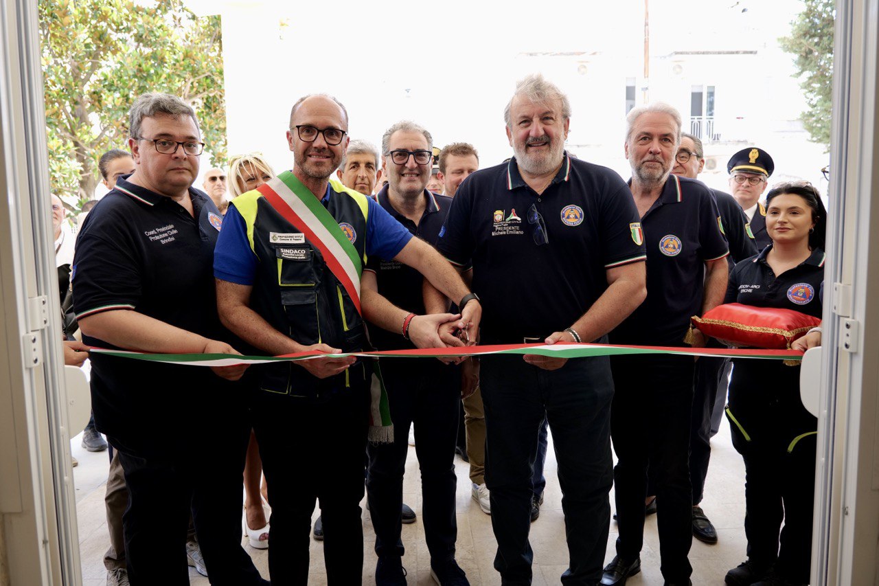 Galleria Il presidente Emiliano inaugura il presidio logistico operativo territoriale della Protezione civile a Montalbano di Fasano per la sicurezza della Provincia di Brindisi - Diapositiva 5 di 8