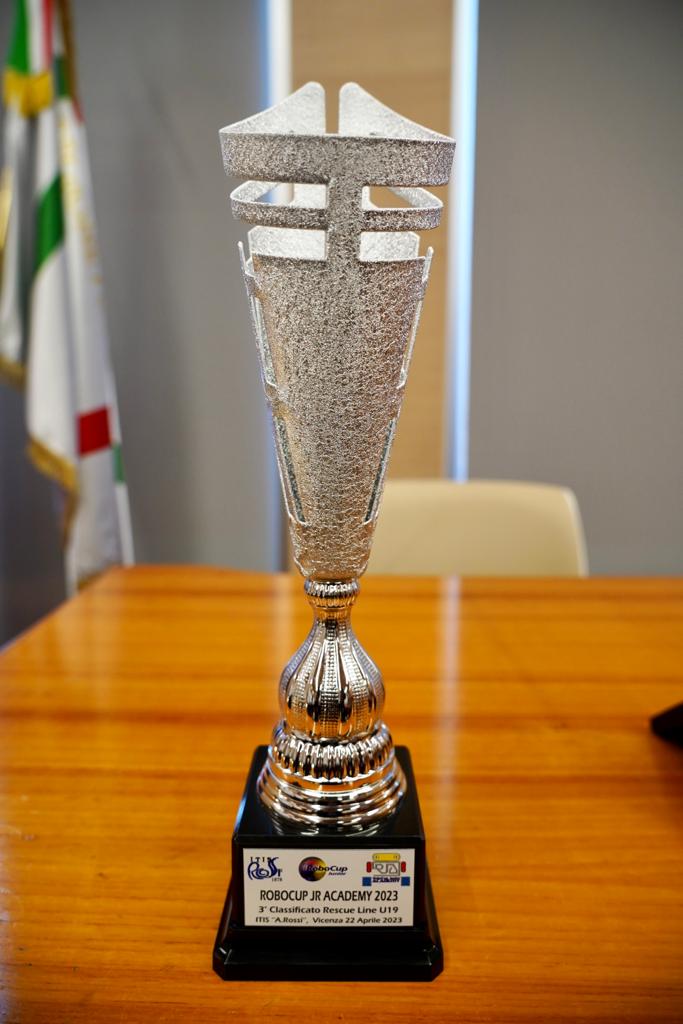 Galleria Il presidente Emiliano riceve gli studenti dell’IISS Marconi-Hack di Bari arrivati terzi ai campionati nazionali di robotica - Diapositiva 3 di 8