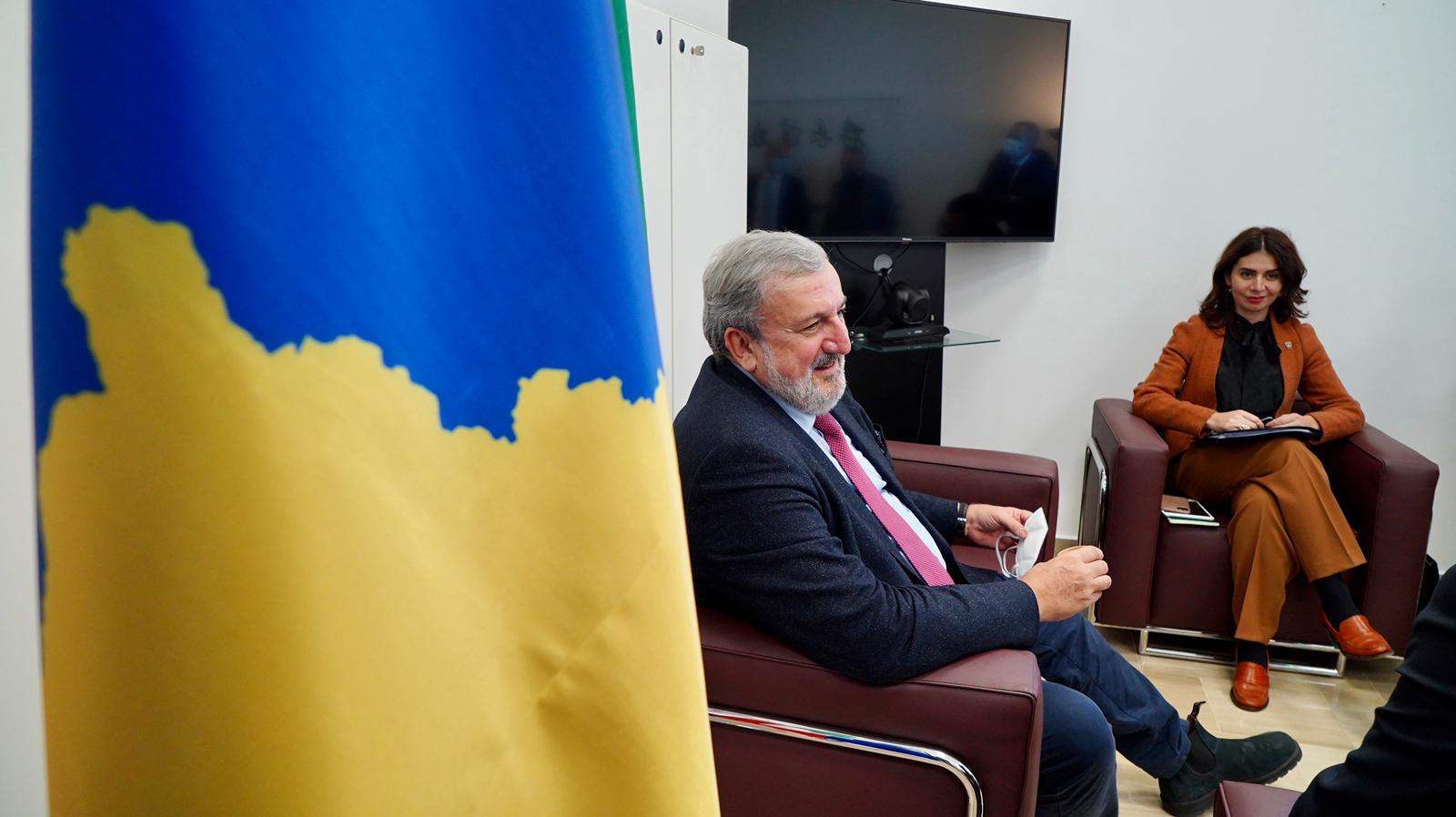 Galleria EMILIANO E DELLI NOCI RICEVONO IL MINISTRO DELLE INFRASTRUTTURE E L'AMBASCIATORE DEL KOSOVO: “RAFFORZARE I RAPPORTI DI COLLABORAZIONE TRA LA PUGLIA E IL PIÙ GIOVANE PAESE D’EUROPA” - Diapositiva 12 di 15