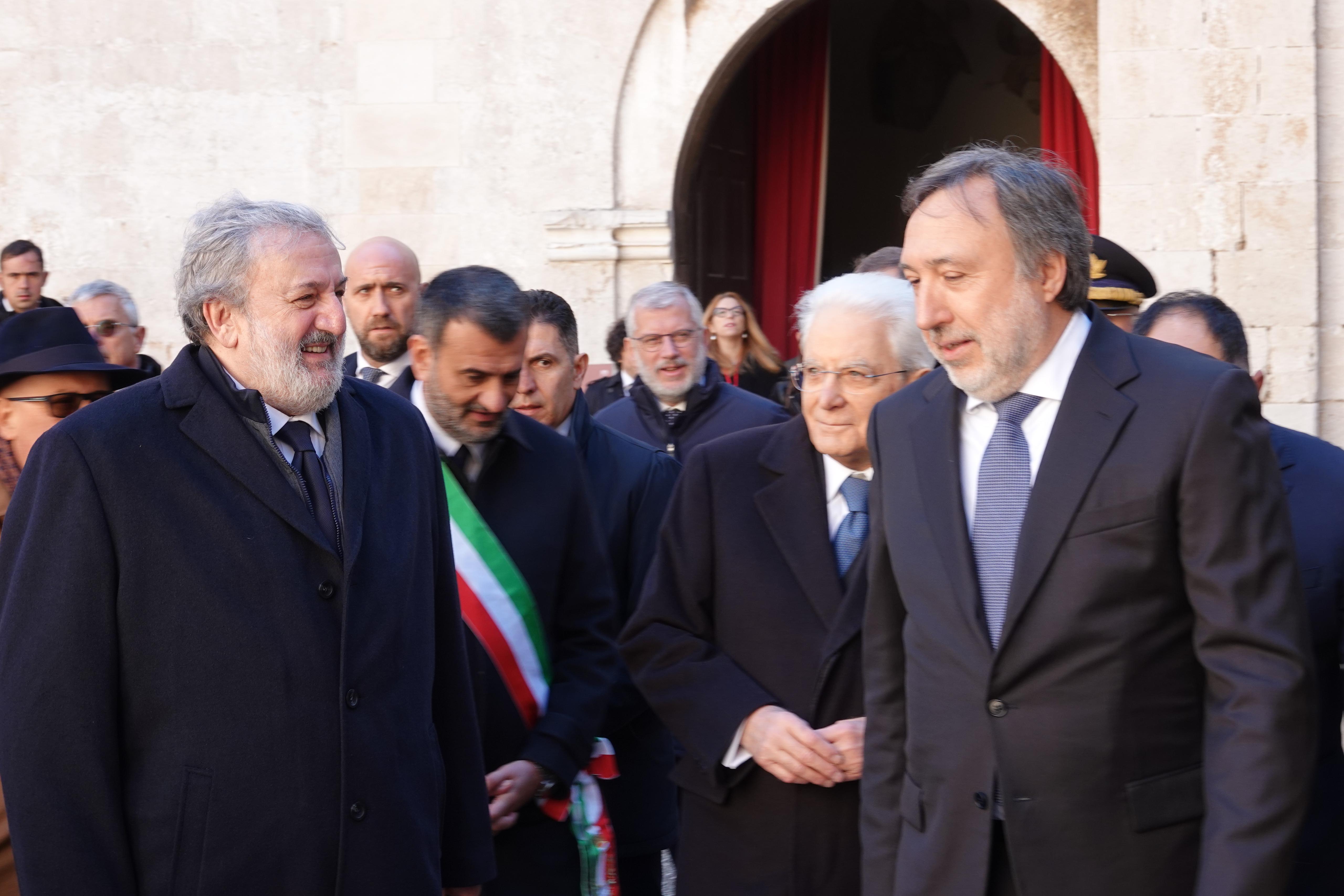 Galleria Il presidente della Repubblica Sergio Mattarella e il presidente della Regione Puglia Michele Emiliano alla mostra sulle stragi nazifasciste nella Guerra di Liberazione 1943-1945 - Diapositiva 6 di 17