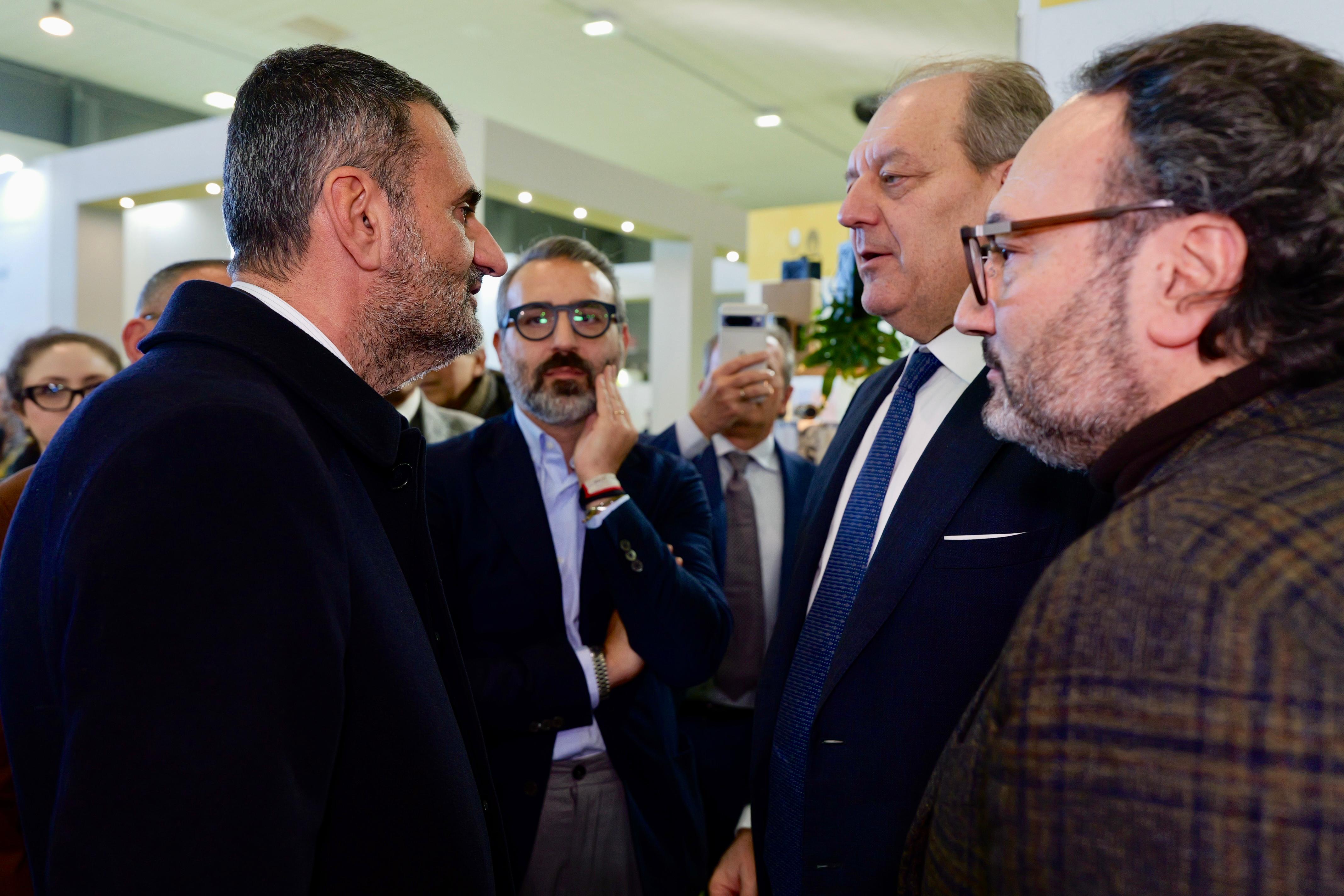 Galleria Evolio Expo 2026, Decaro: “Olivicoltura è settore strategico. Si lavori insieme per tutelare questo enorme patrimonio come condiviso con il sottosegretario La Pietra” - Diapositiva 6 di 7