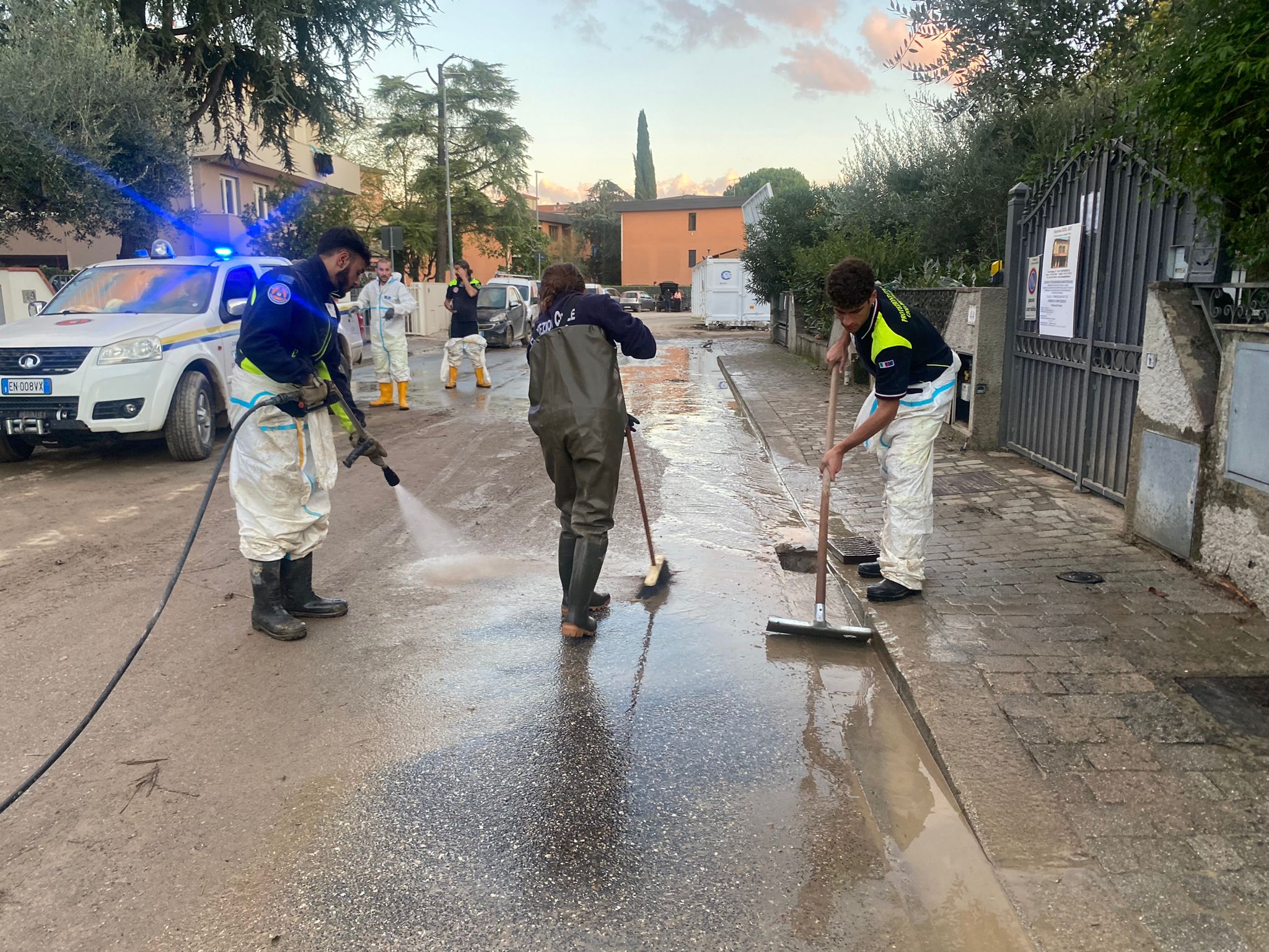 Galleria EMERGENZA ALLUVIONE, EMILIANO E GIANI A CAMPI BISENZIO CON LA COLONNA MOBILE DELLA PROTEZIONE CIVILE  - Diapositiva 11 di 18
