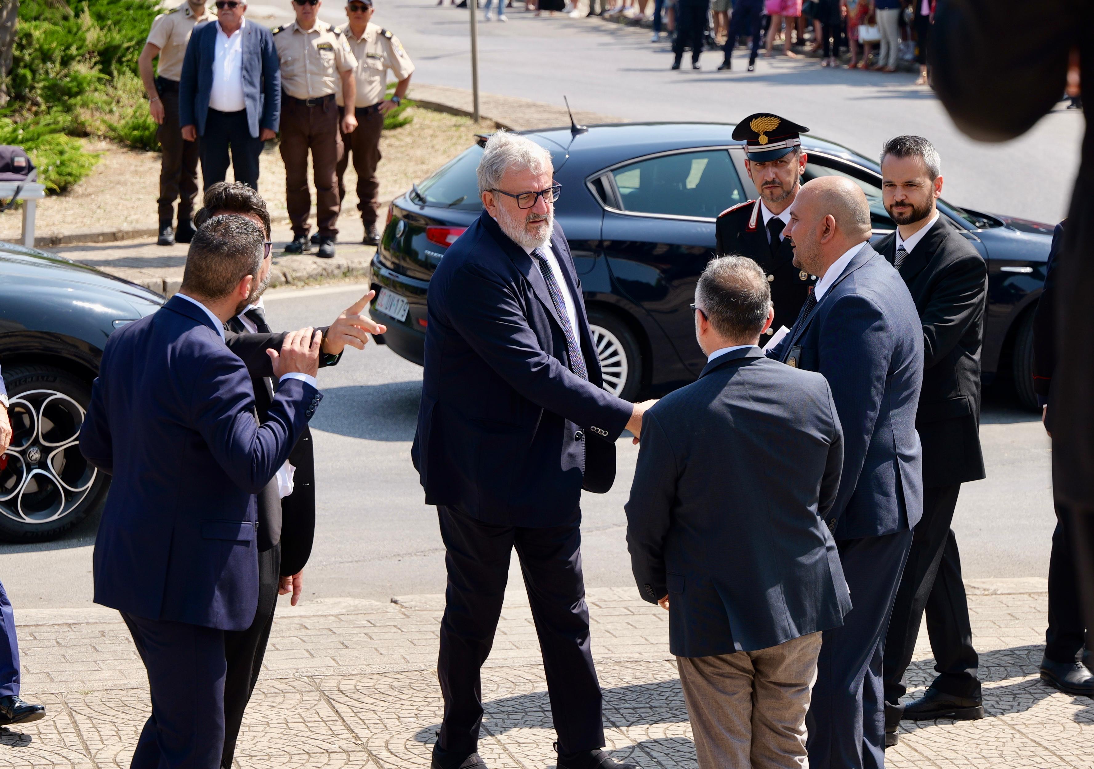 Galleria EMILIANO ALLE ESEQUIE DEL BRIGADIERE LEGROTTAGLIE A OSTUNI ALLA PRESENZA DEL PRESIDENTE MATTARELLA - Diapositiva 3 di 17