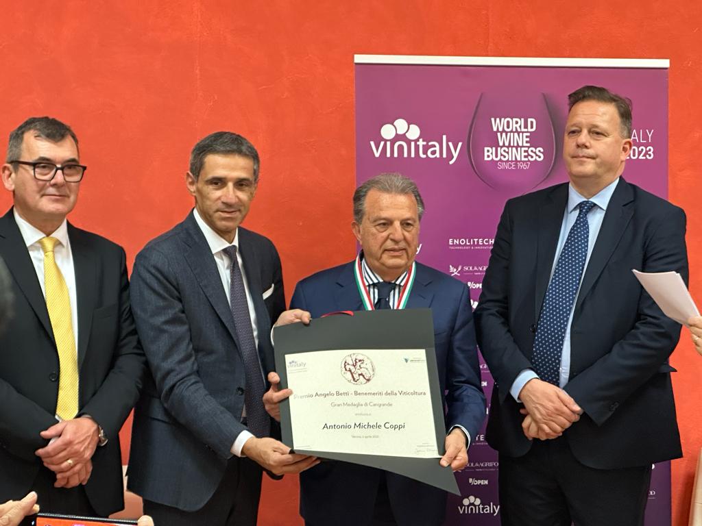 Galleria Taglio del nastro della Puglia al Vinitaly 2023, Pentassuglia: “Manteniamo alto il livello del nostro settore vitivinicolo, specialmente sui mercati internazionali” - Diapositiva 1 di 13