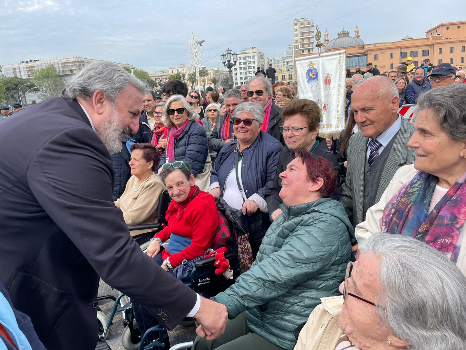 Galleria EMILIANO ALLE CELEBRAZIONI PER SAN NICOLA A BARI: “È LA FESTA IN CUI SI CELEBRA LA GRANDEZZA DELL’UMANITÀ”  - Diapositiva 9 di 14