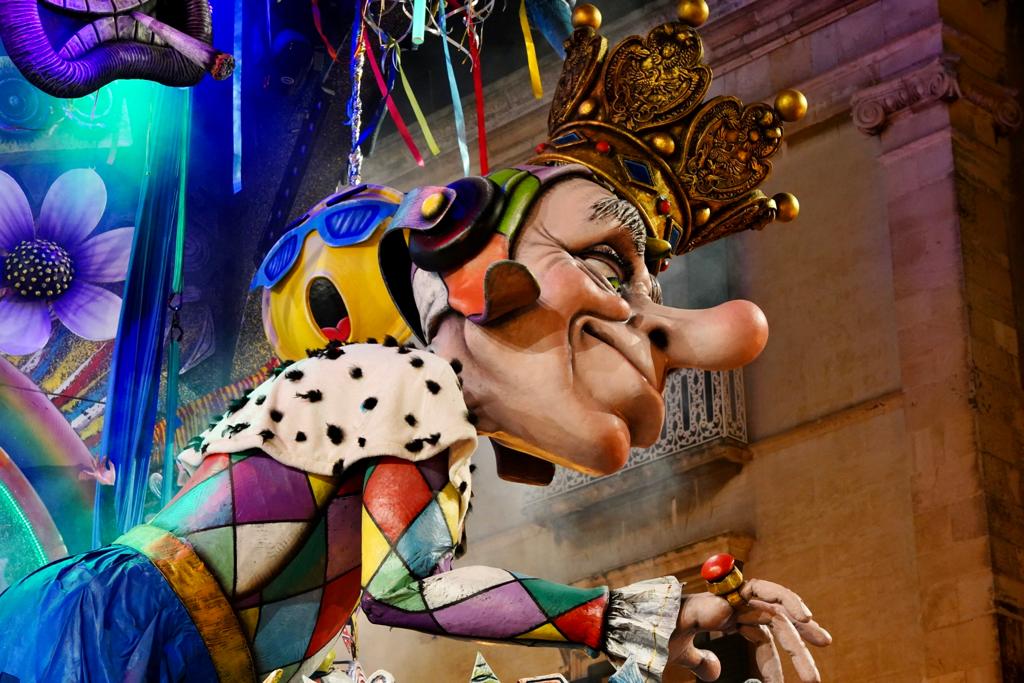 Galleria EMILIANO ALLA SFILATA DEI CARRI E DELLE MASCHERE DEL CARNEVALE DI PUTIGNANO: “ORGOGLIO DELLA PUGLIA”. - Diapositiva 3 di 17