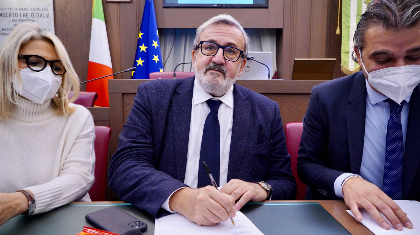 Galleria EMISSIONI ODORIGENE A MONOPOLI, EMILIANO E MARASCHIO:  “ATTIVITÀ DI MONITORAGGIO A GARANZIA DI CITTADINI E IMPRESE PER TUTELARE LA SALUTE DI TUTTI”. - Diapositiva 4 di 12