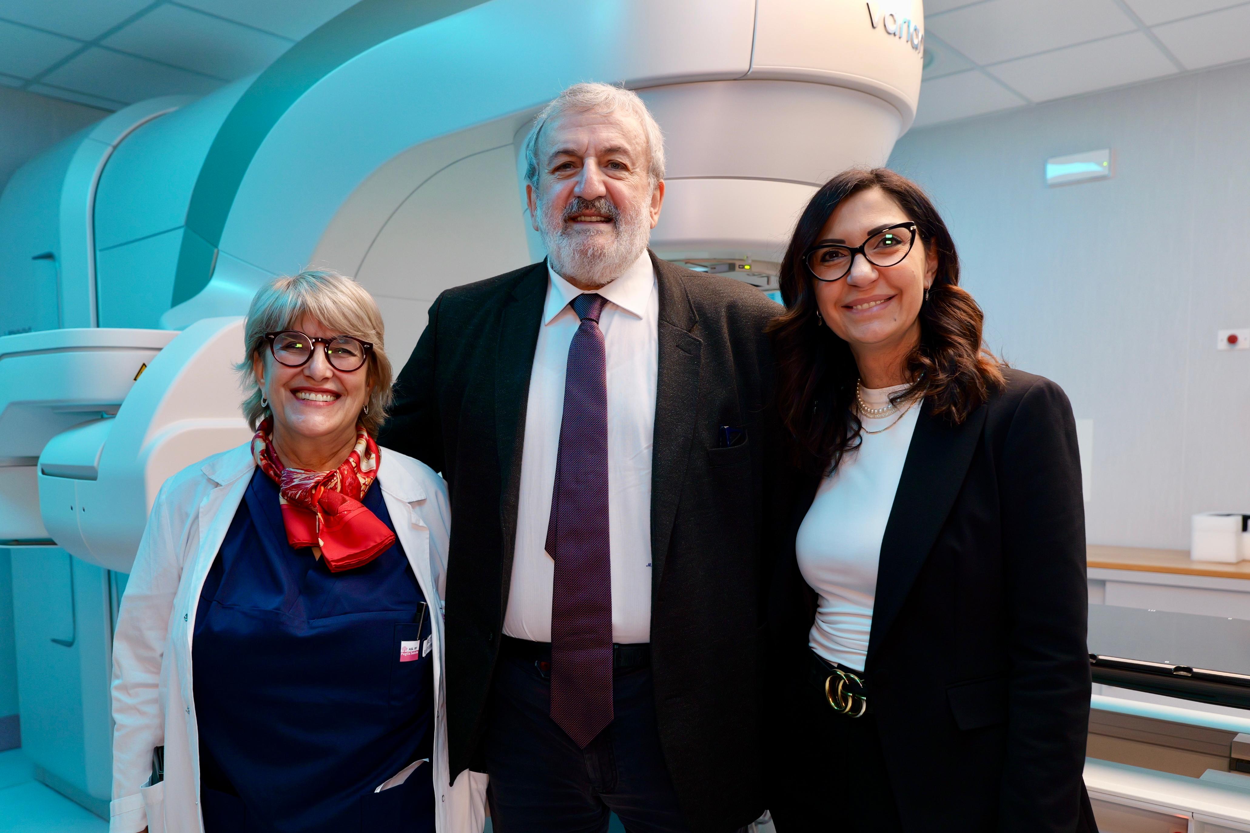 Galleria OSPEDALE DIMICCOLI DI BARLETTA: EMILIANO, PIEMONTESE E DIMATTEO ALL’ATTIVAZIONE DEL SECONDO  NUOVO ACCELERATORE LINEARE - Diapositiva 8 di 16