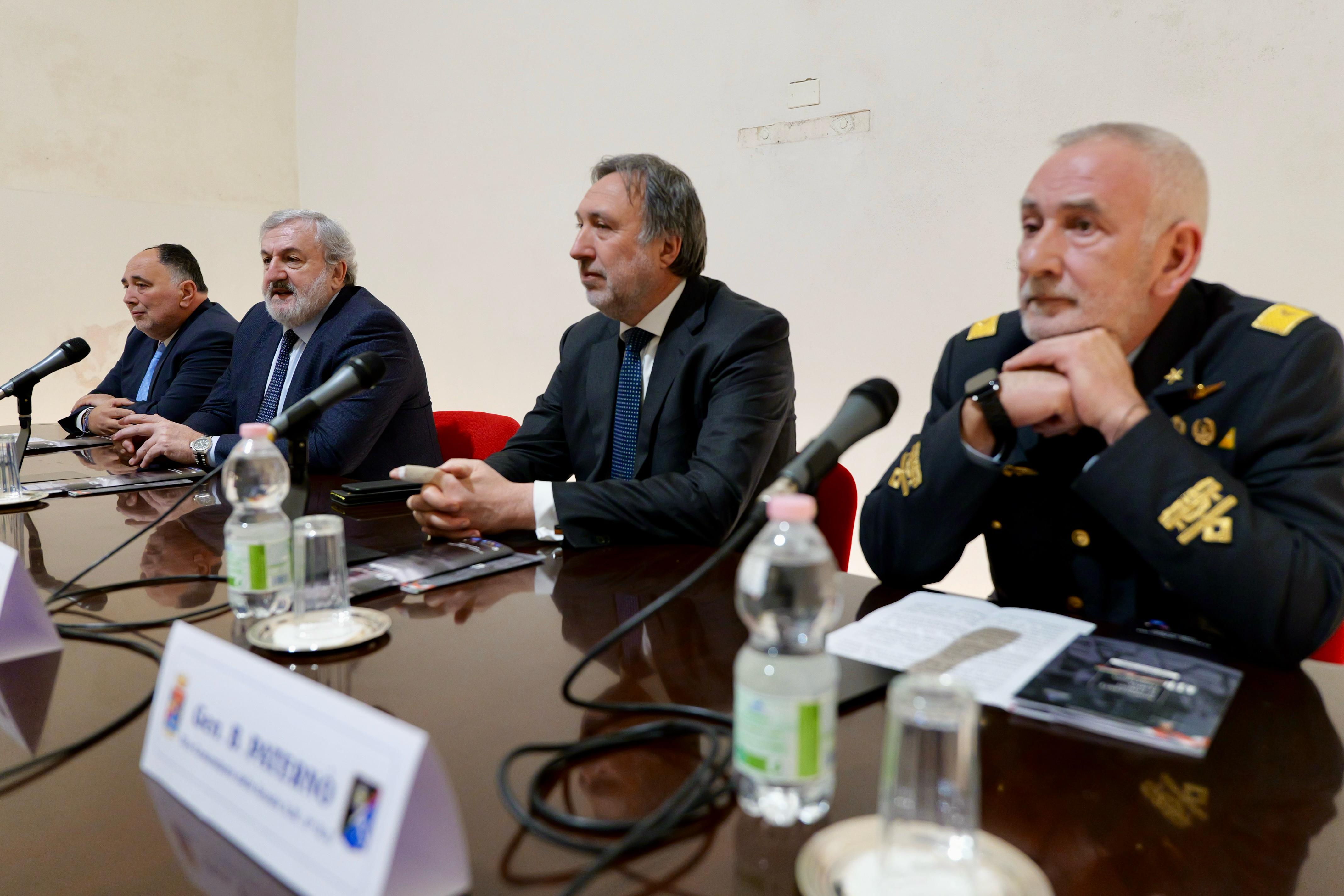 Galleria Il Presidente Emiliano al Castello Svevo di Bari per l’inaugurazione della mostra sulle stragi nazifasciste nella Guerra di Liberazione: “Anche così i pugliesi potranno celebrare la Giornata della memoria” - Diapositiva 8 di 12