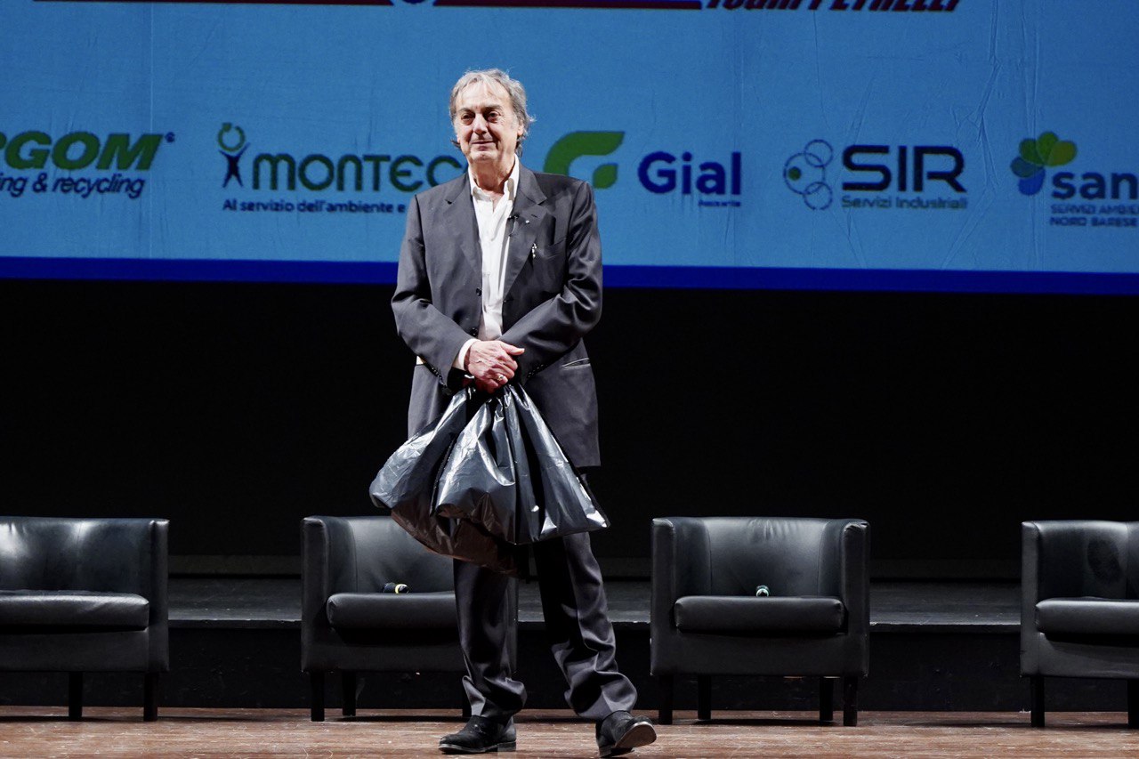 Galleria EMILIANO AGLI STATI REGIONALI DEI RIFIUTI:  “IL PIANO DELLA PUGLIA NON VUOLE IMPATTARE SULL’AMBIENTE. ASECO È UN’ALTERNATIVA PUBBLICA ALLE DIFFICOLTÀ. - Diapositiva 6 di 13