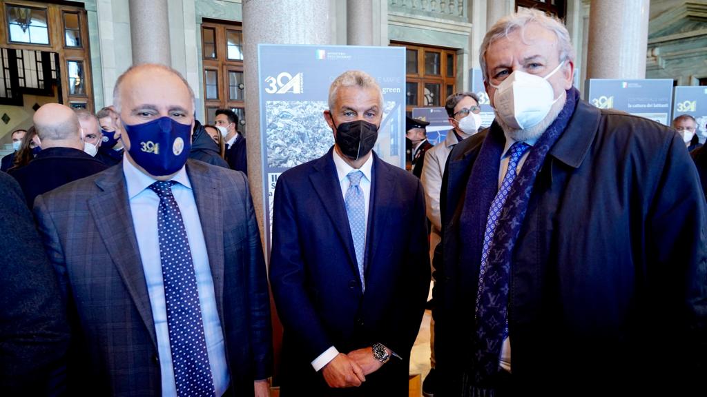 Galleria Emiliano alla mostra per i 30 anni della DIA: “Qui vedo scorrere la mia vita. La DIA nacque da un’intuizione di Falcone e ora l’Italia è riferimento nel mondo per il contrasto alle mafie” - Diapositiva 1 di 6