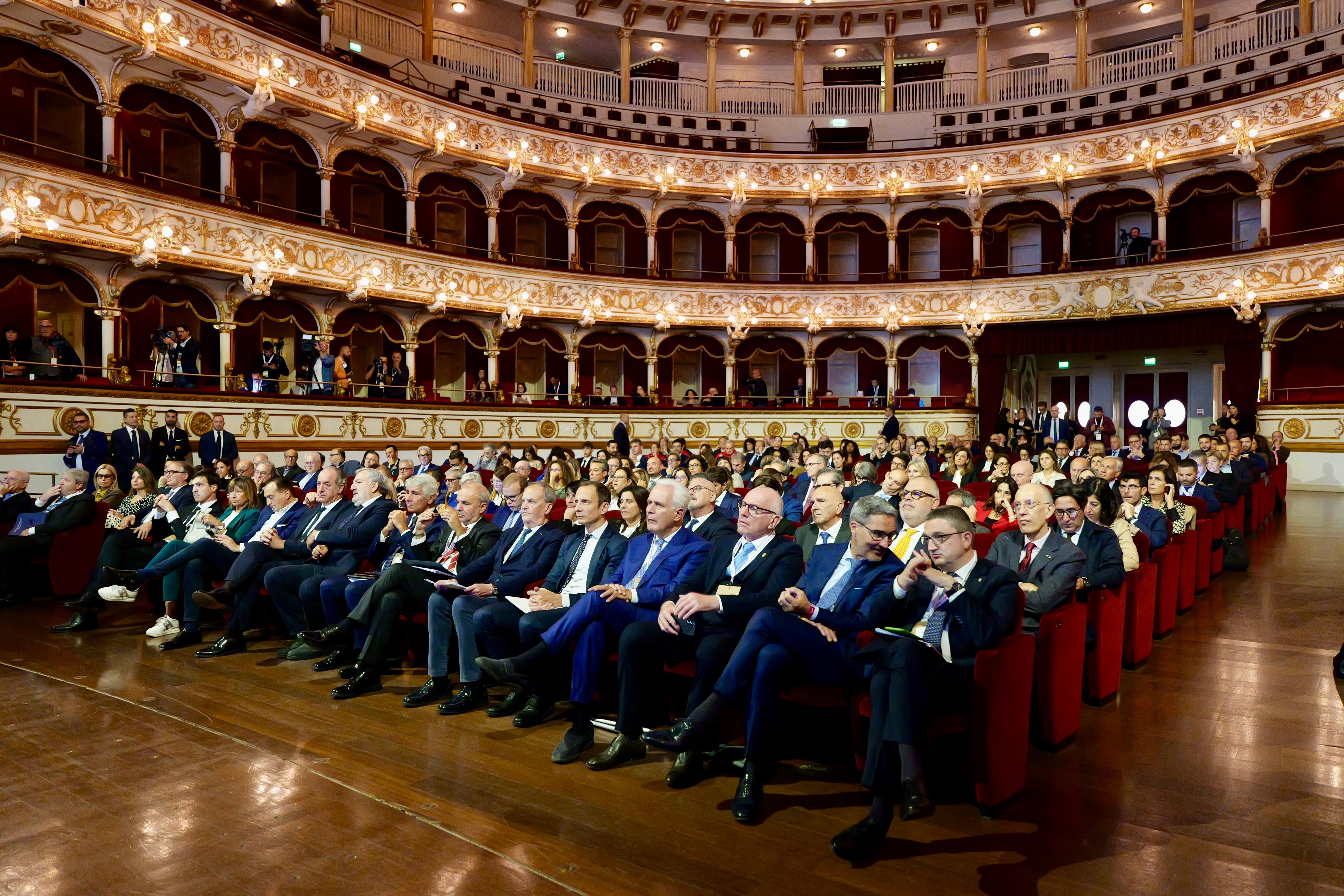 Galleria Festival delle Regioni, intervento di Emiliano al Petruzzelli: “Intelligenza artificiale e flussi migratori, risorse per l’Italia e l’Europa” - Diapositiva 5 di 14