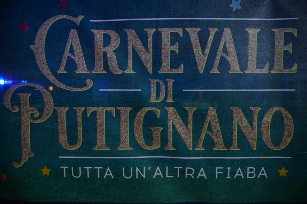 Galleria EMILIANO ALLA SFILATA DEI CARRI E DELLE MASCHERE DEL CARNEVALE DI PUTIGNANO: “ORGOGLIO DELLA PUGLIA”. - Diapositiva 4 di 17