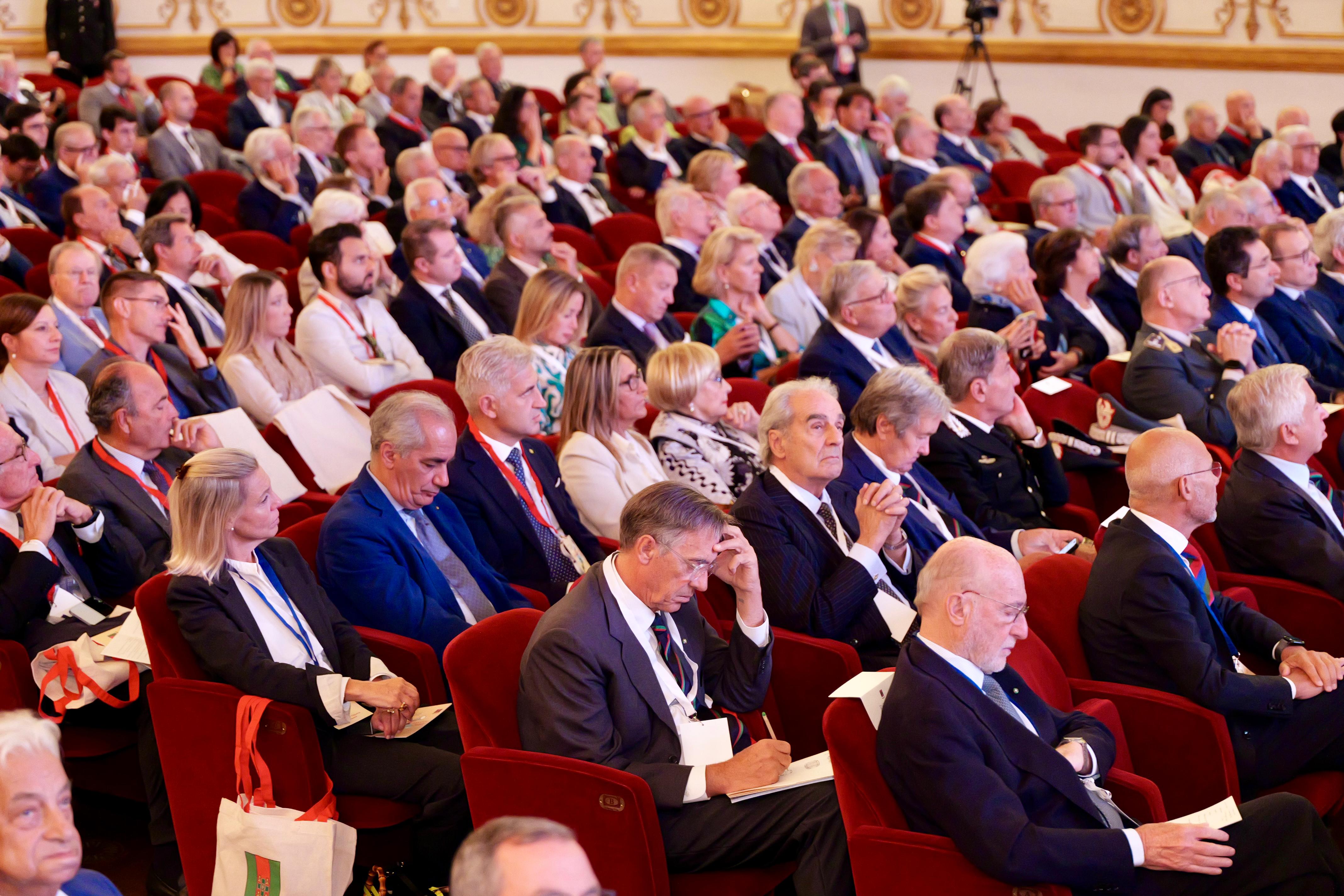 Galleria Bari, il presidente Emiliano al Convegno annuale nazionale dei Cavalieri del Lavoro: “Con le nuove tecnologie la Regione punta a costruire una nuova idea delle professioni” - Diapositiva 2 di 7