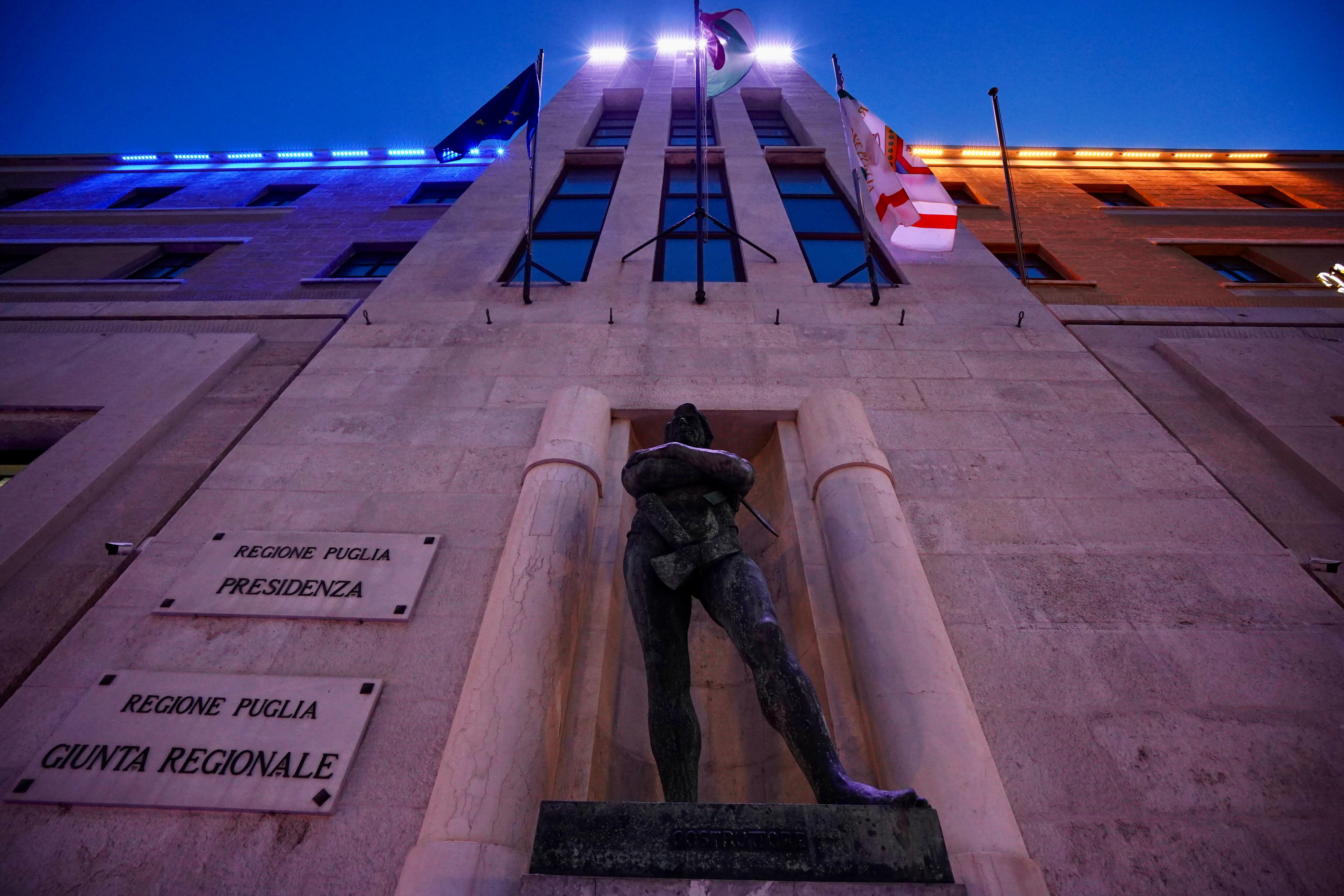 Galleria Solidarietà alla popolazione ucraina: il Palazzo regionale illuminato di blu e giallo - Diapositiva 2 di 4