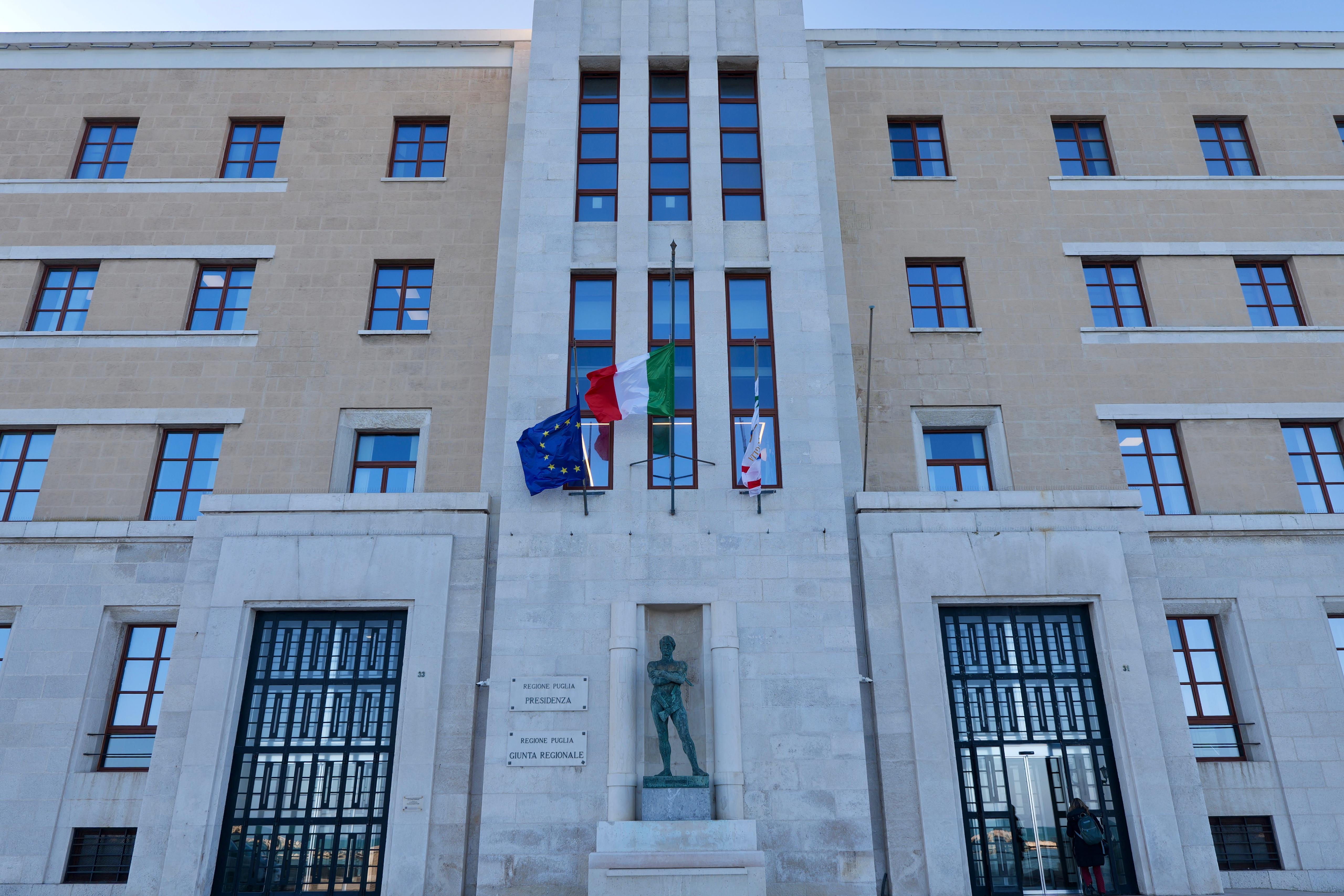 Galleria Giornata della Memoria, bandiere a mezz'asta sul Palazzo di Presidenza. Le dichiarazioni del presidente Decaro e dell'assessora Miglietta - Diapositiva 4 di 4