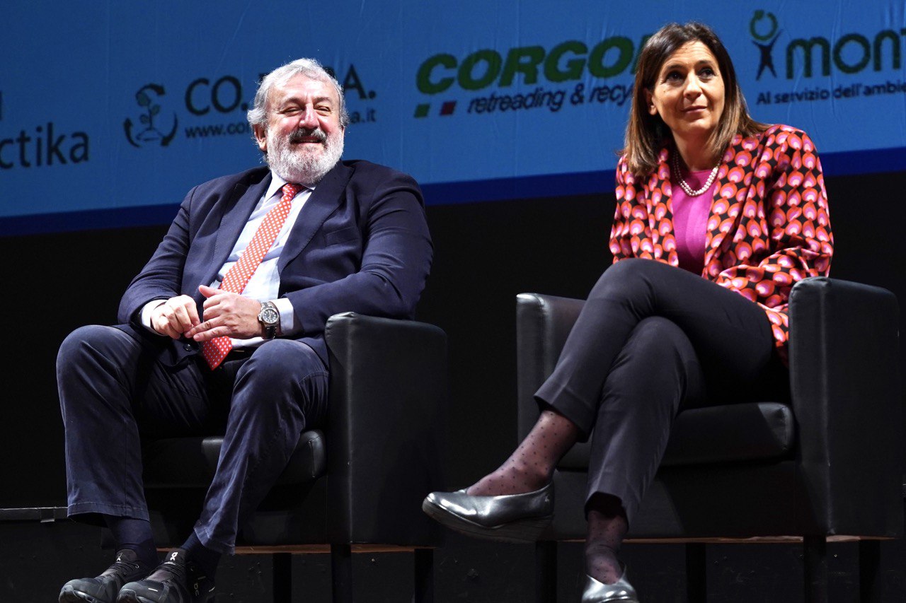 Galleria EMILIANO AGLI STATI REGIONALI DEI RIFIUTI:  “IL PIANO DELLA PUGLIA NON VUOLE IMPATTARE SULL’AMBIENTE. ASECO È UN’ALTERNATIVA PUBBLICA ALLE DIFFICOLTÀ. - Diapositiva 12 di 13